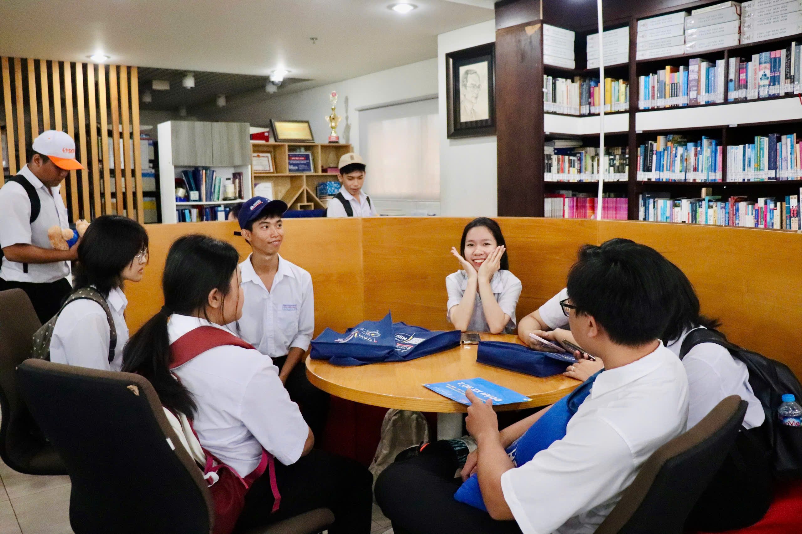 Học sinh THPT Nguyễn Trãi (Bà Rịa - Vũng Tàu) khám phá tiềm năng ngành học qua hành trình trải nghiệm tại HSU