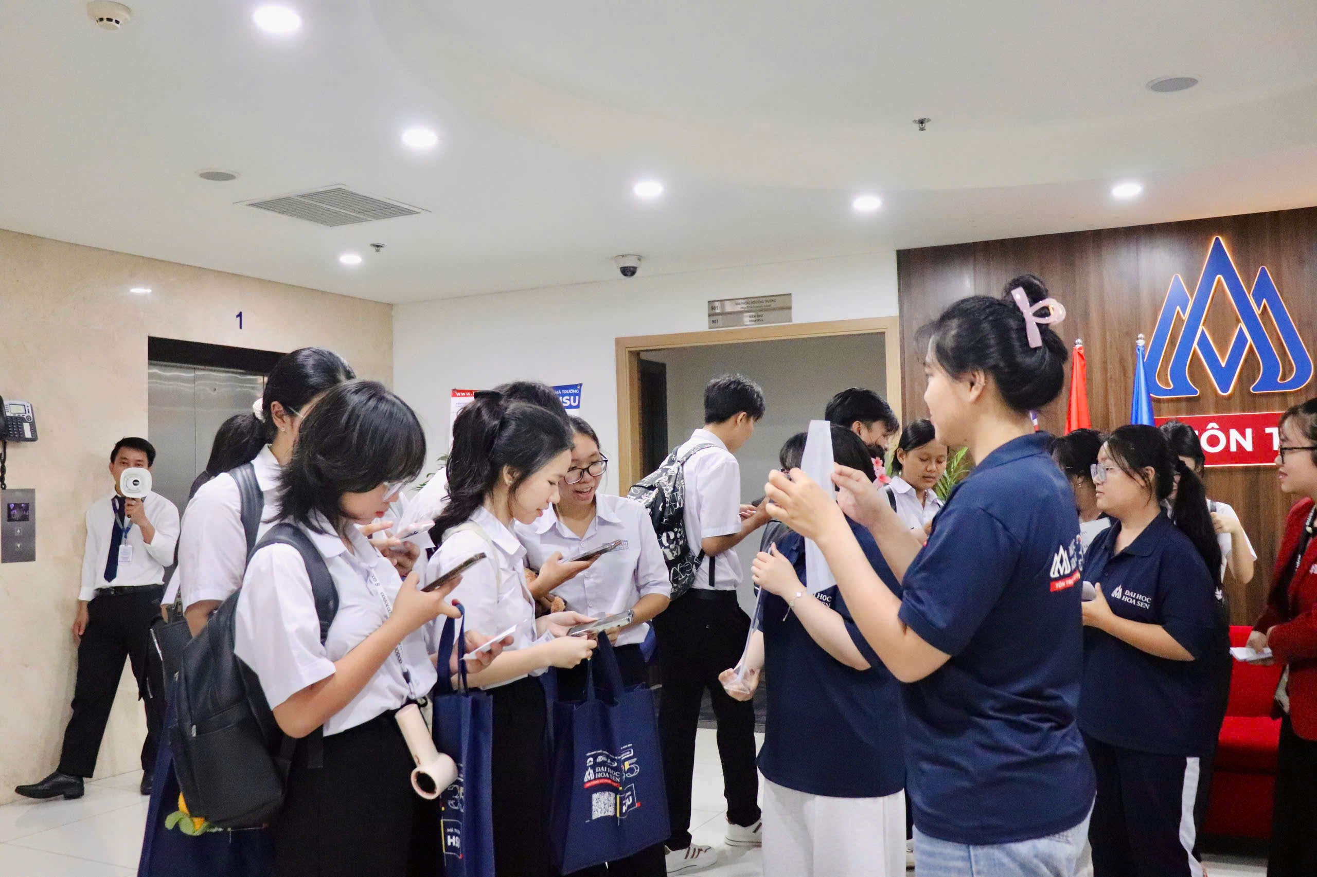Học sinh THPT Nguyễn Trãi (Bà Rịa - Vũng Tàu) khám phá tiềm năng ngành học qua hành trình trải nghiệm tại HSU