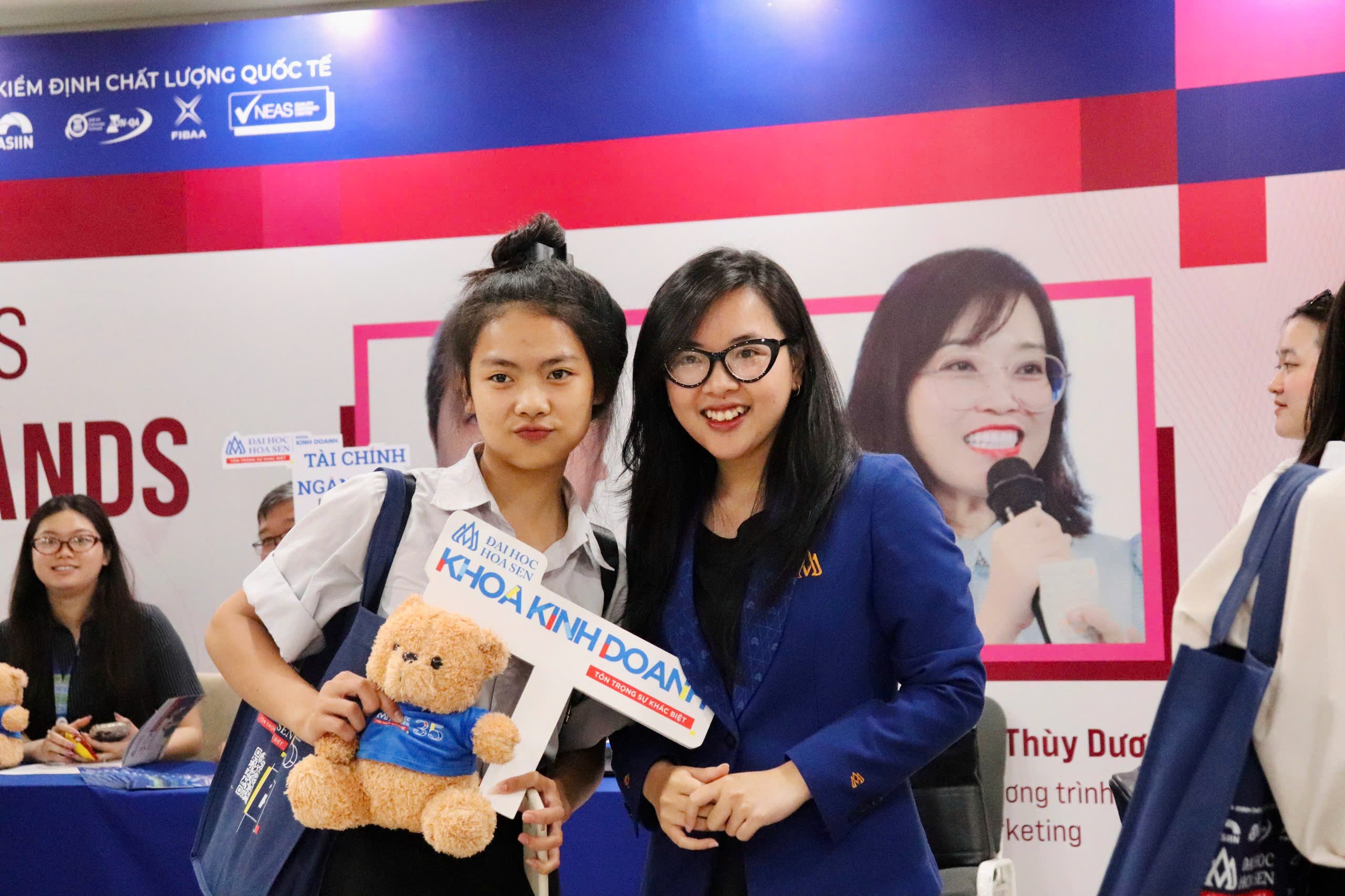 Học sinh THPT Nguyễn Trãi (Bà Rịa - Vũng Tàu) khám phá tiềm năng ngành học qua hành trình trải nghiệm tại HSU