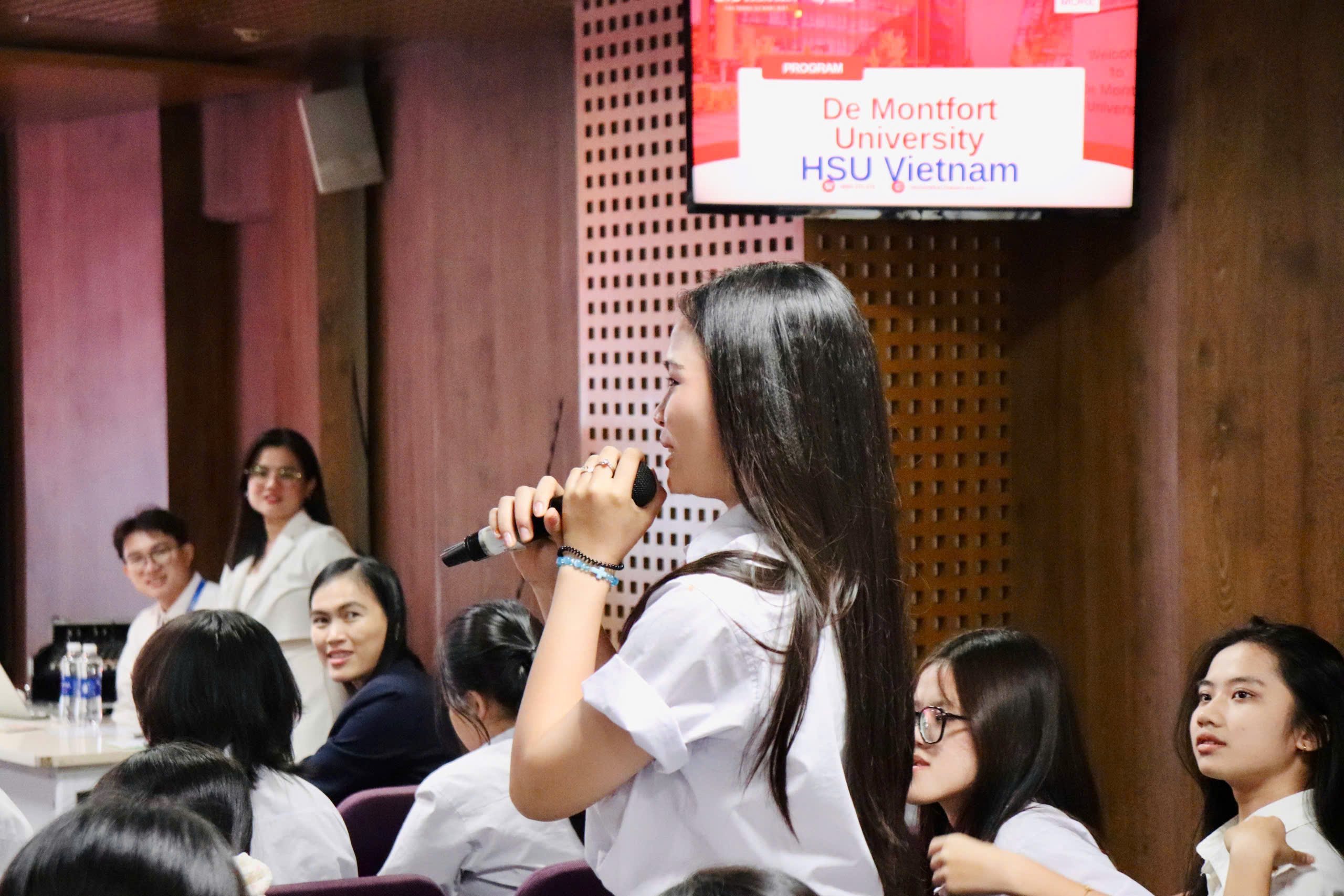 Học sinh THPT Nguyễn Trãi (Bà Rịa - Vũng Tàu) khám phá tiềm năng ngành học qua hành trình trải nghiệm tại HSU