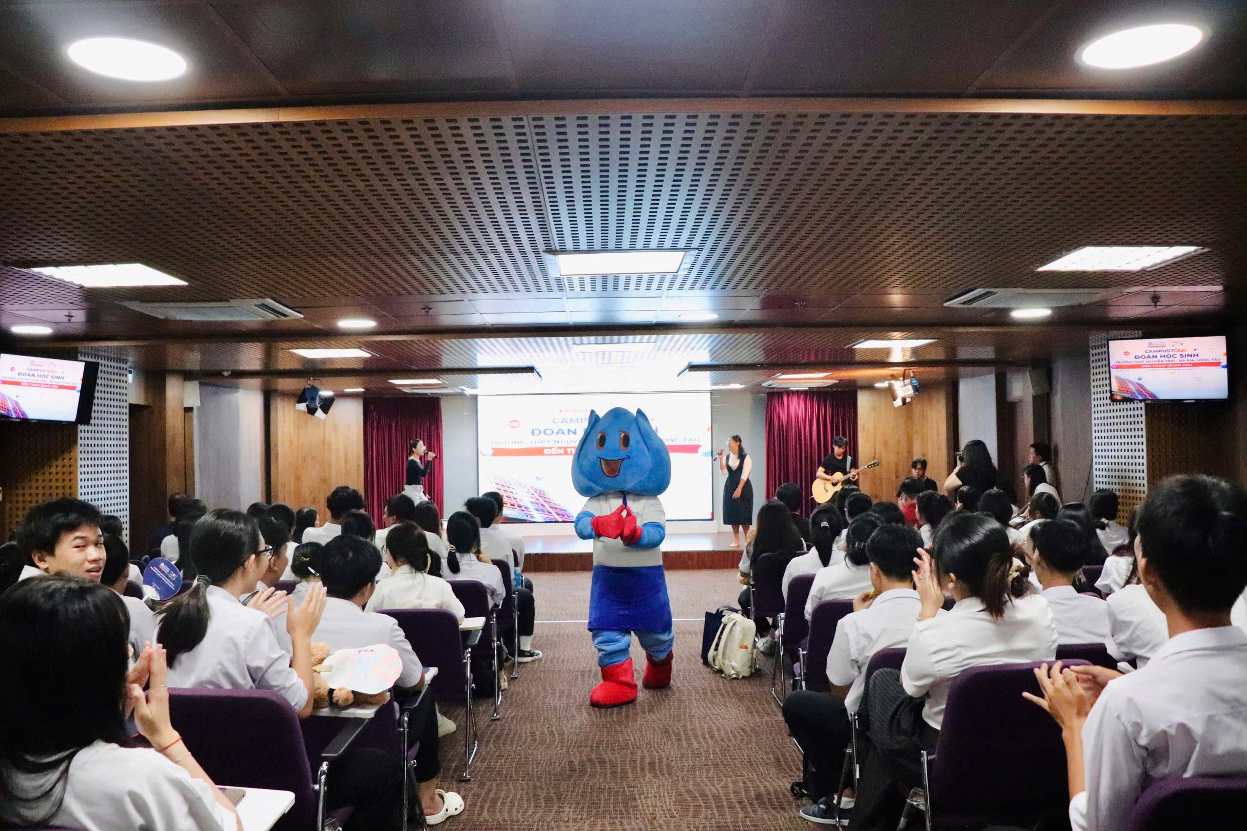 Học sinh THPT Nguyễn Trãi (Bà Rịa - Vũng Tàu) khám phá tiềm năng ngành học qua hành trình trải nghiệm tại HSU