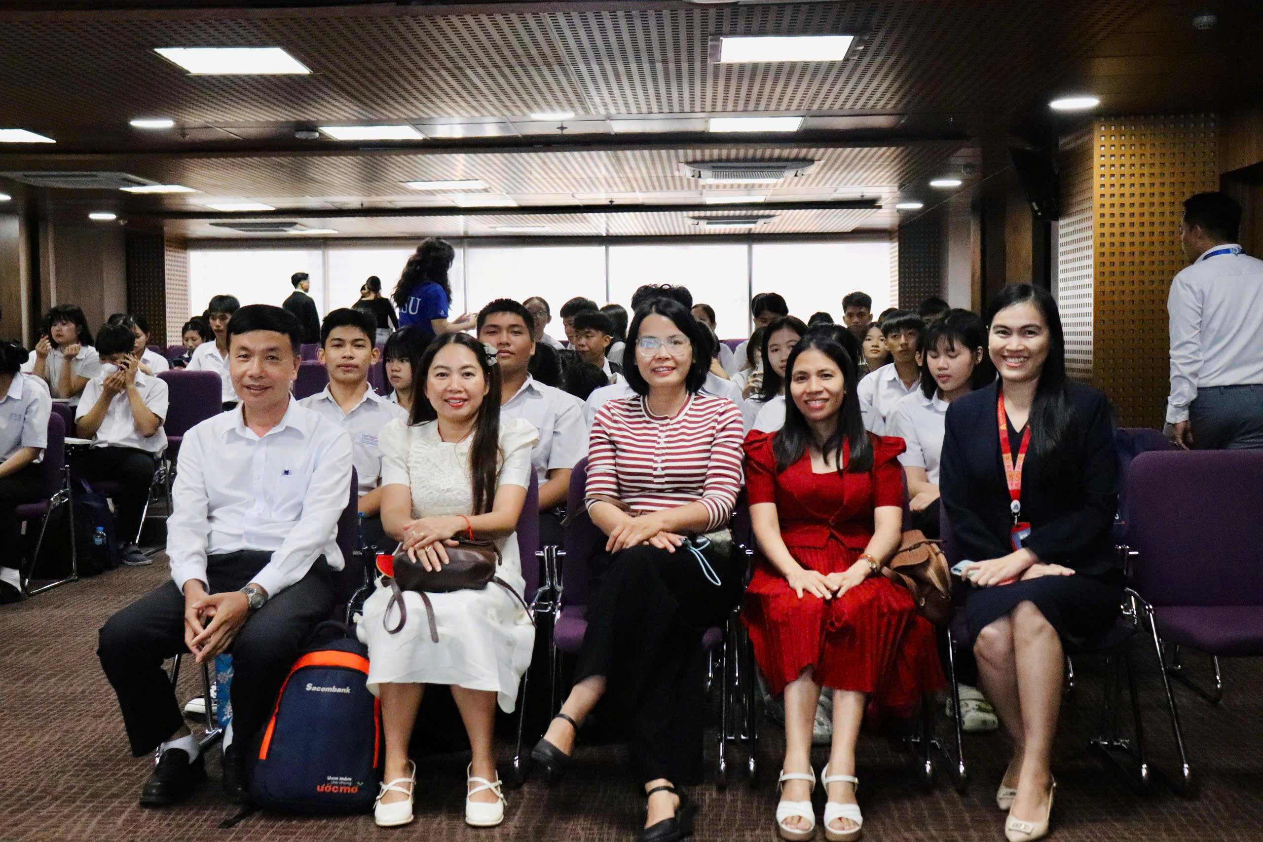 Học sinh THPT Nguyễn Trãi (Bà Rịa - Vũng Tàu) khám phá tiềm năng ngành học qua hành trình trải nghiệm tại HSU