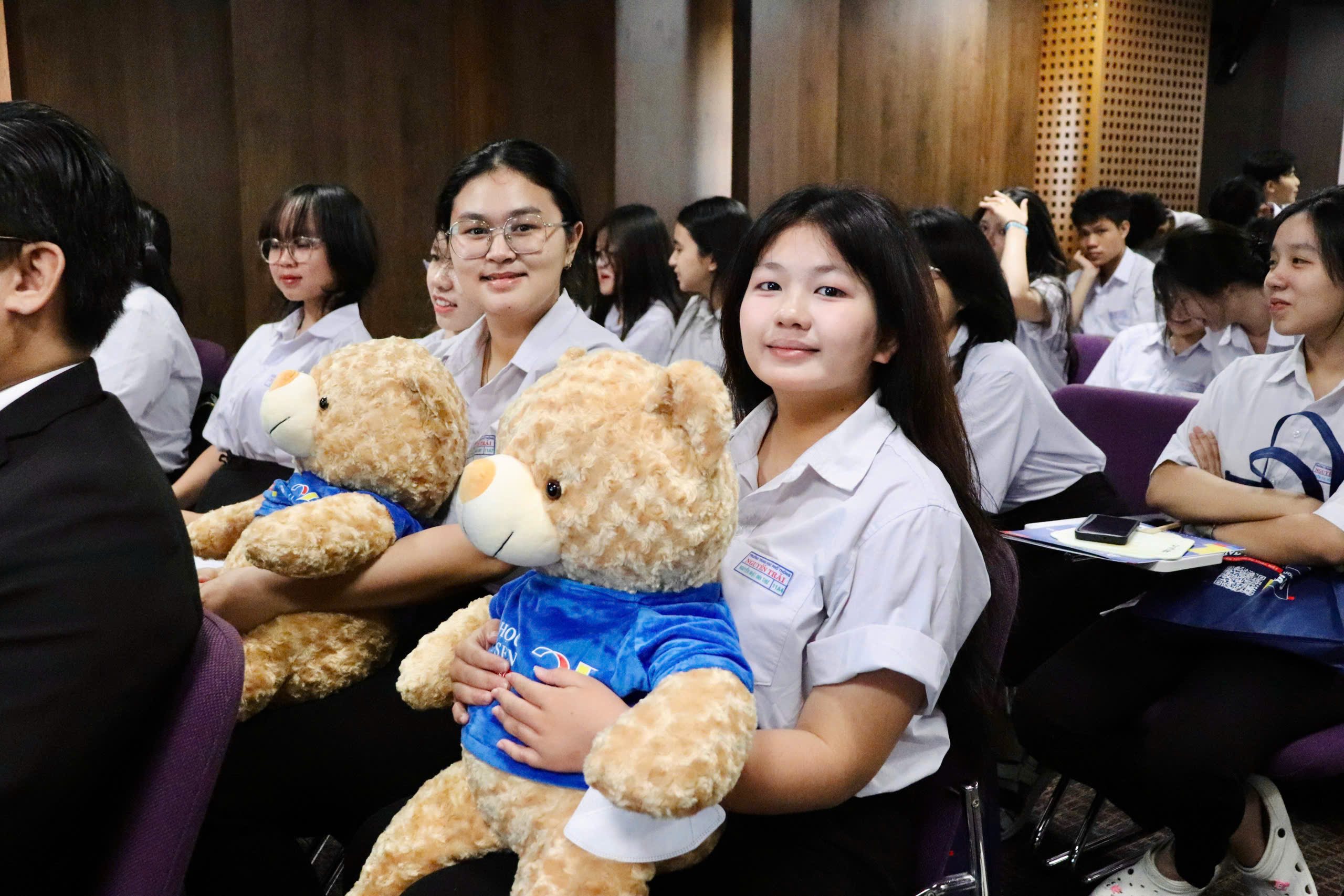 Học sinh THPT Nguyễn Trãi (Bà Rịa - Vũng Tàu) khám phá tiềm năng ngành học qua hành trình trải nghiệm tại HSU