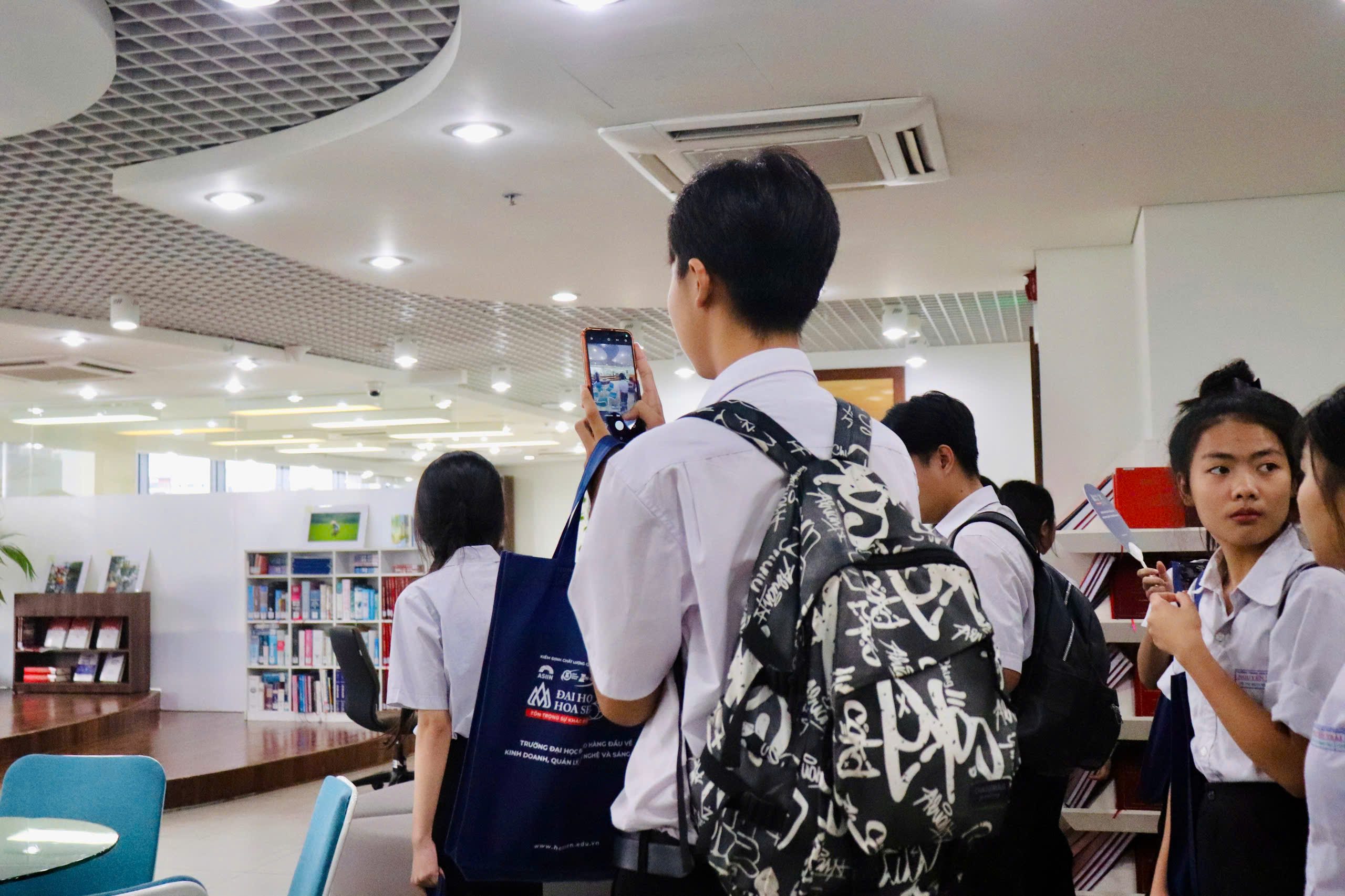 Học sinh THPT Nguyễn Trãi (Bà Rịa - Vũng Tàu) khám phá tiềm năng ngành học qua hành trình trải nghiệm tại HSU