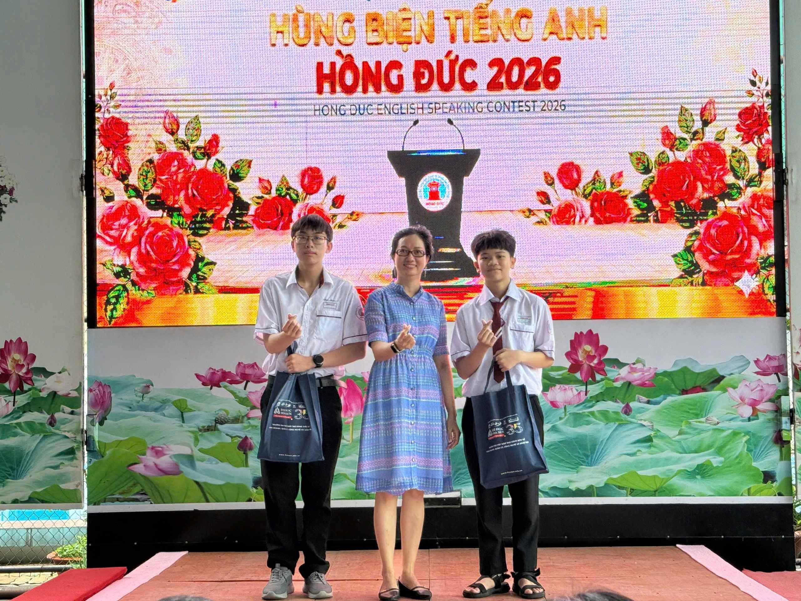 Giảng viên ngành Ngôn ngữ Anh HSU đồng hành cùng cuộc thi Hùng biện tiếng Anh tại Trường THCS – THPT Hồng Đức