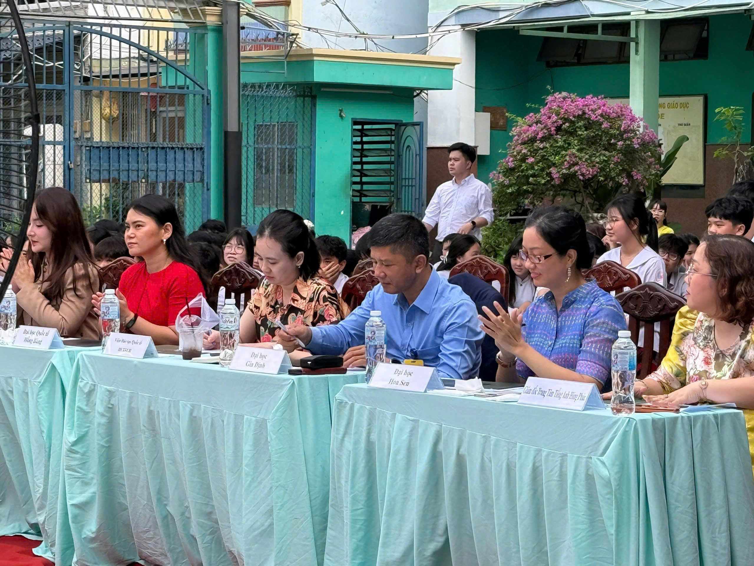 Giảng viên ngành Ngôn ngữ Anh HSU đồng hành cùng cuộc thi Hùng biện tiếng Anh tại Trường THCS – THPT Hồng Đức