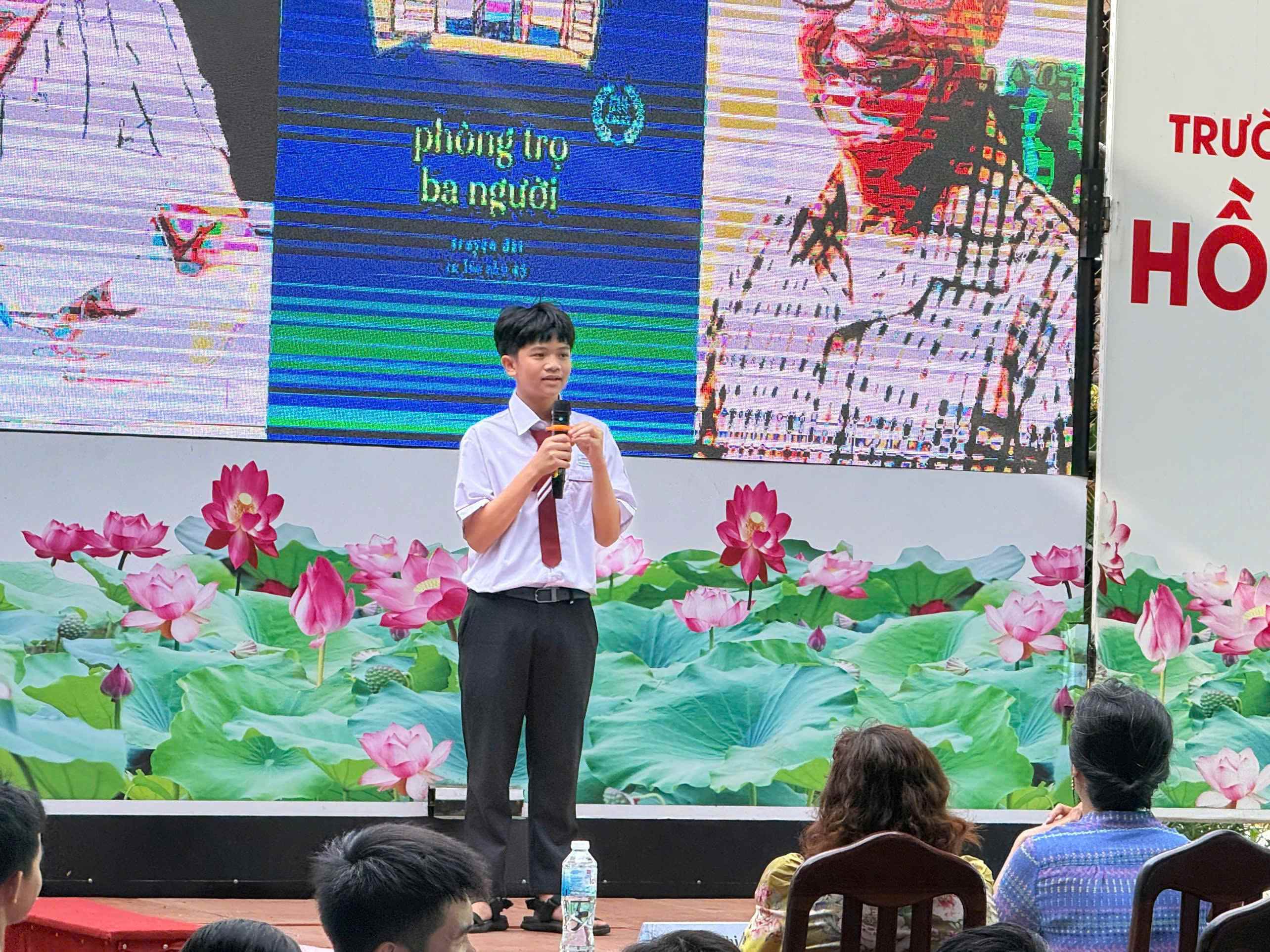 Giảng viên ngành Ngôn ngữ Anh HSU đồng hành cùng cuộc thi Hùng biện tiếng Anh tại Trường THCS – THPT Hồng Đức