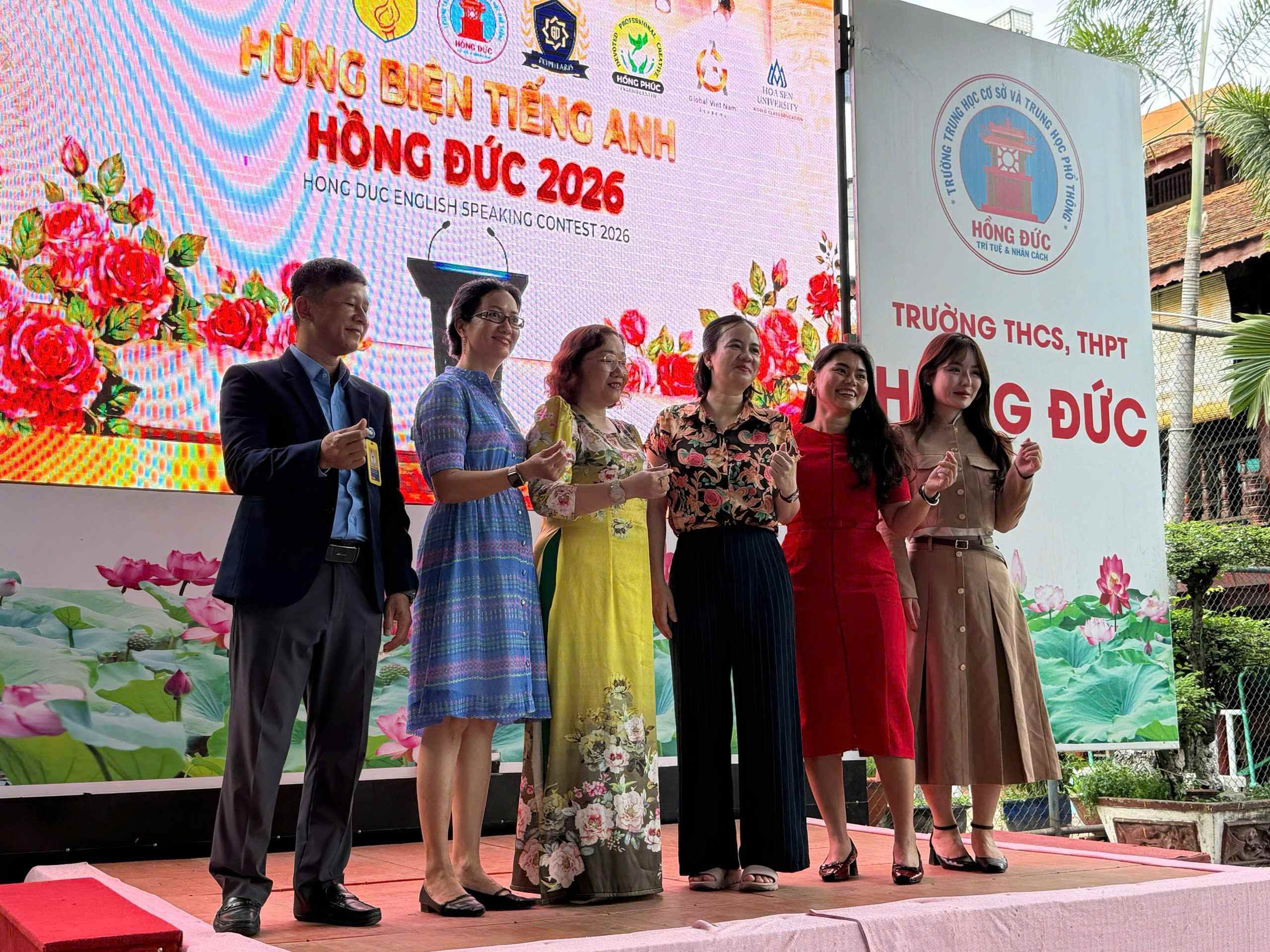 Giảng viên ngành Ngôn ngữ Anh HSU đồng hành cùng cuộc thi Hùng biện tiếng Anh tại Trường THCS – THPT Hồng Đức