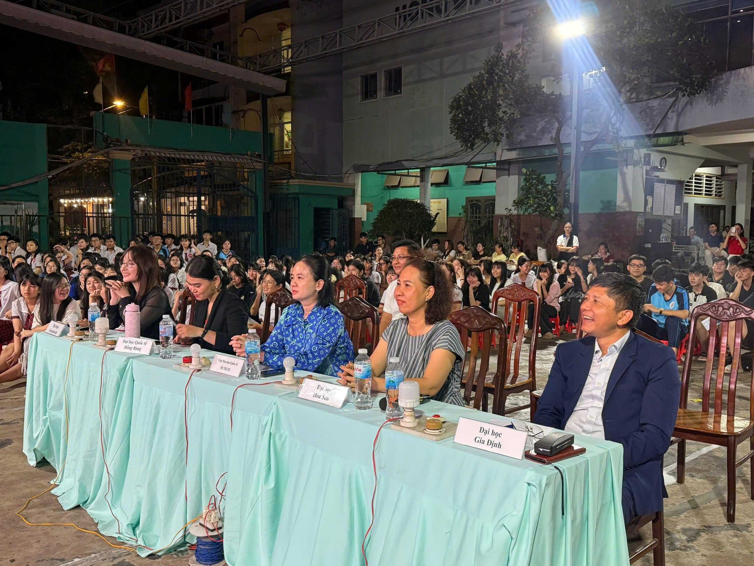 Giảng viên ngành Ngôn ngữ Anh HSU đồng hành cùng cuộc thi Hùng biện tiếng Anh tại Trường THCS – THPT Hồng Đức