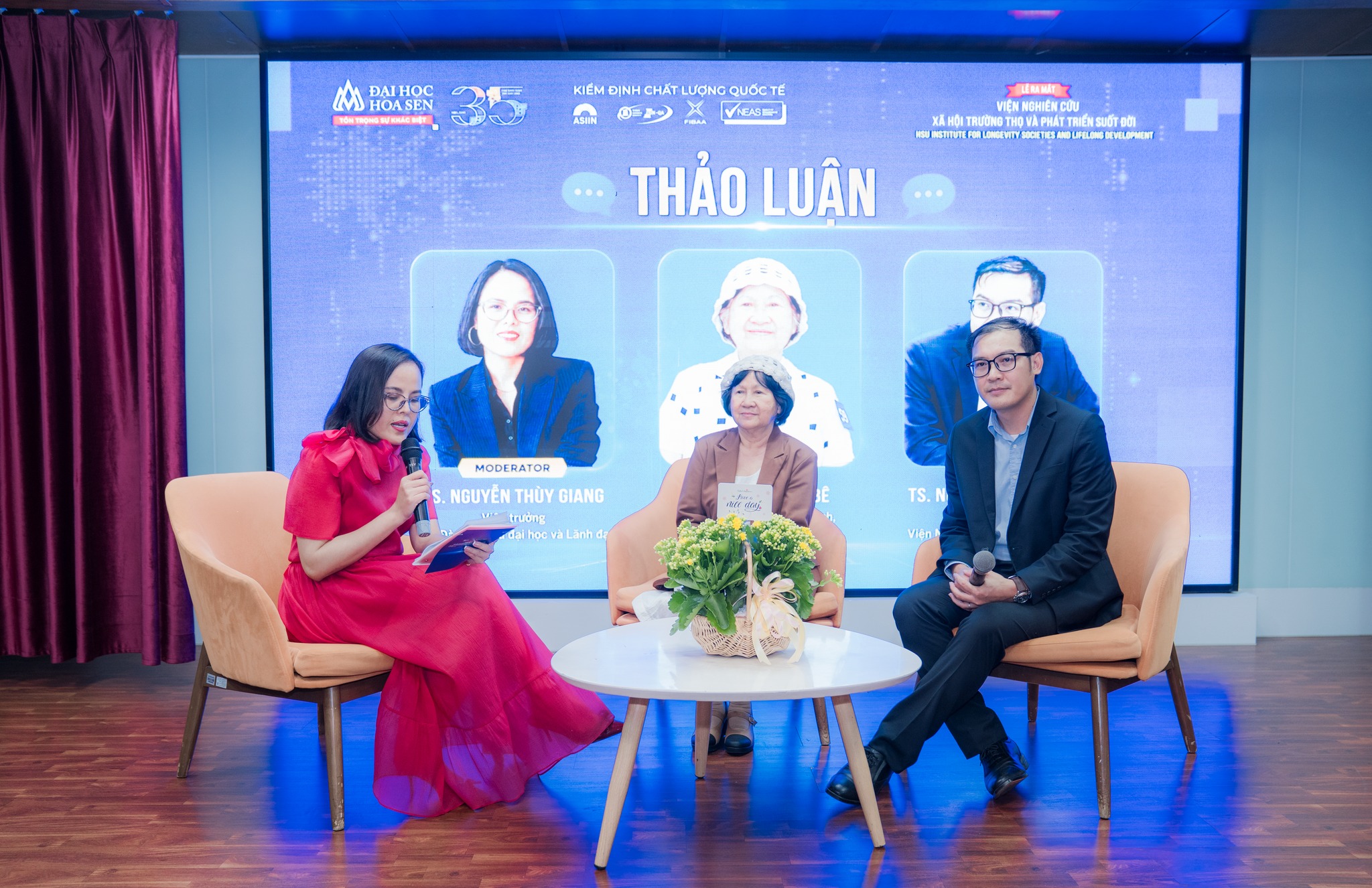 Ở tuổi 76, giảng viên HSU tiếp tục theo đuổi tri thức và nghiên cứu học thuật