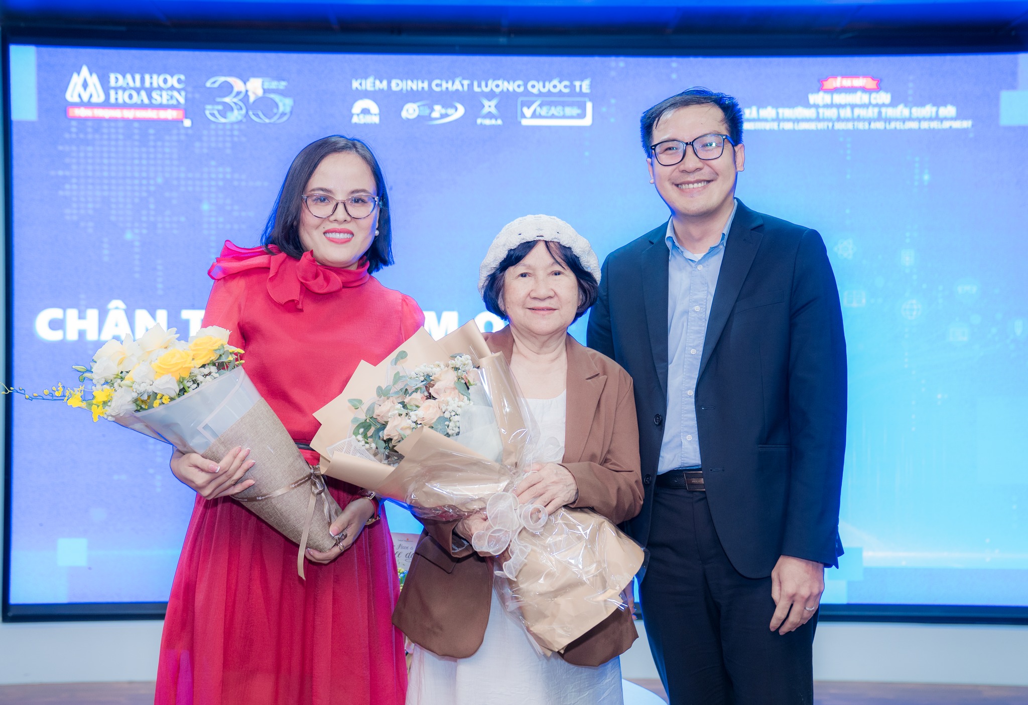 Ở tuổi 76, giảng viên HSU tiếp tục theo đuổi tri thức và nghiên cứu học thuật