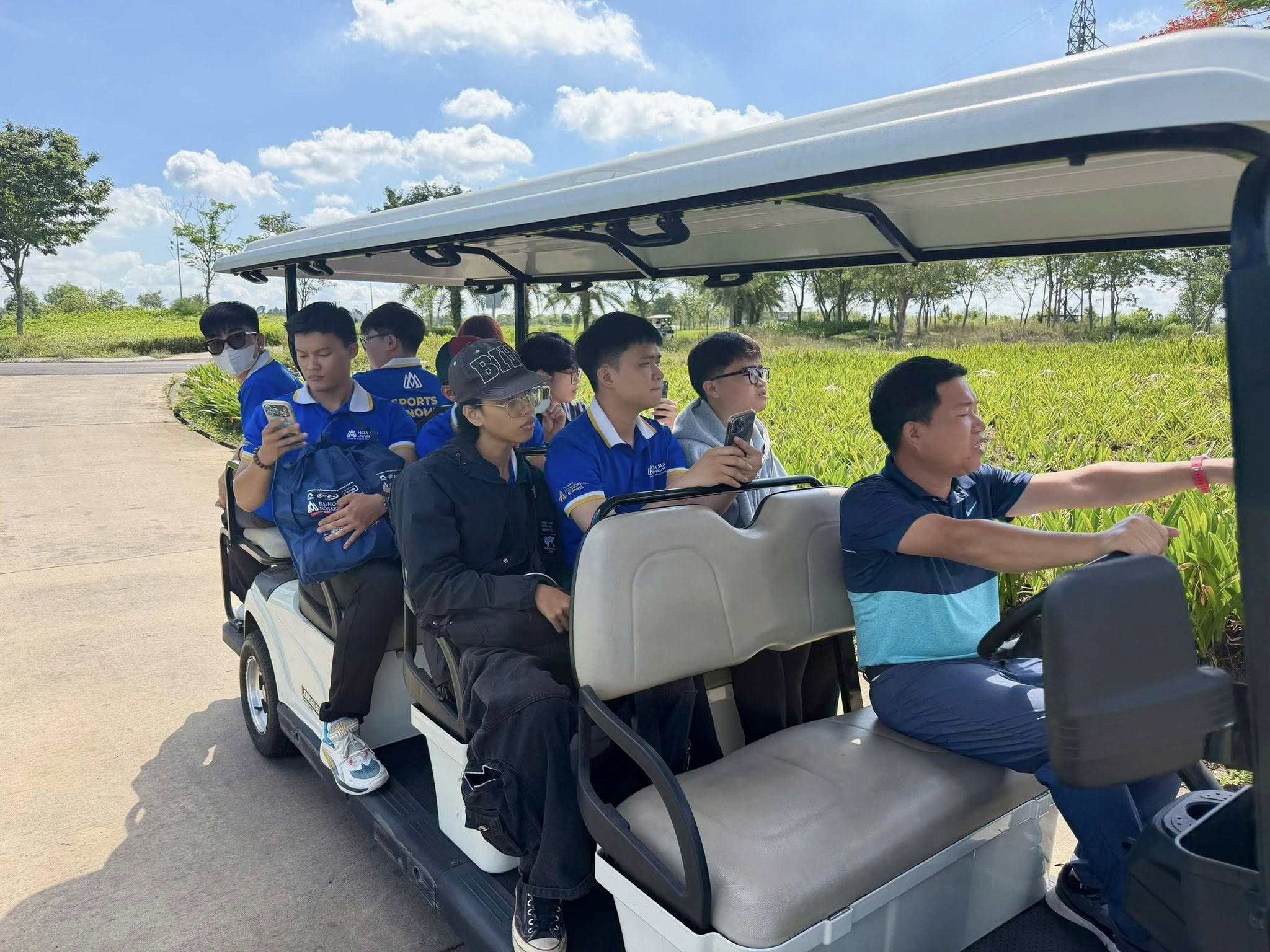 Sinh viên HSU khám phá hệ sinh thái công nghiệp thể thao qua hành trình kiến tập thực tế