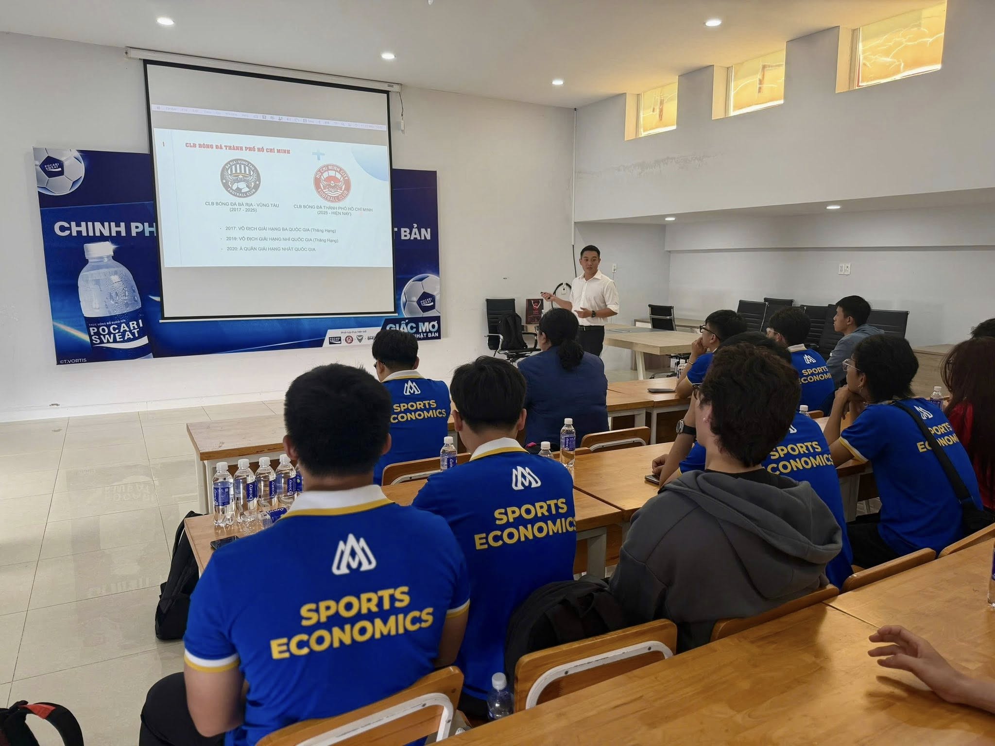 Sinh viên HSU khám phá hệ sinh thái công nghiệp thể thao qua hành trình kiến tập thực tế