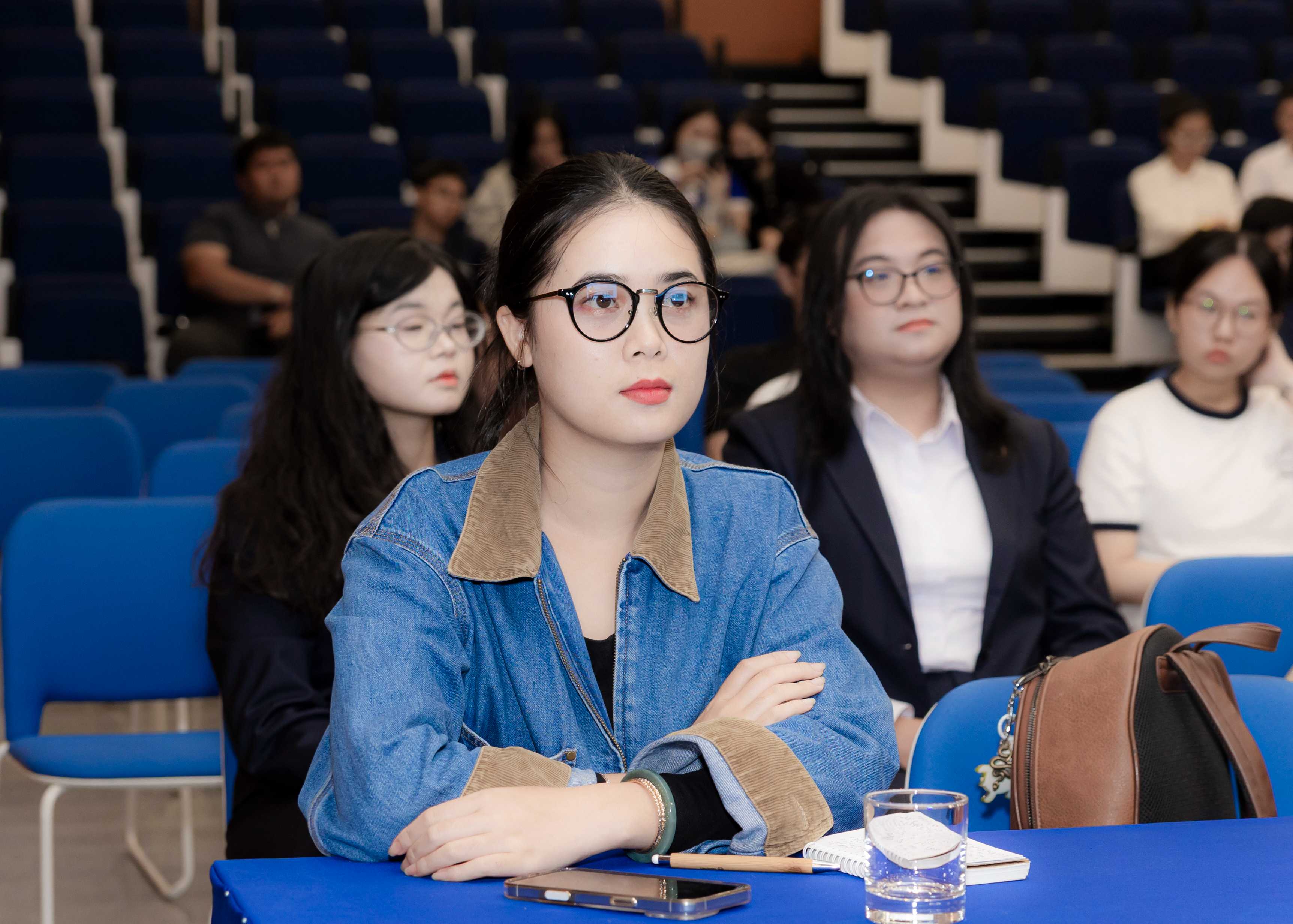 Lễ trao giấy khen cuộc thi Sinh viên nghiên cứu khoa học lần thứ 15 Đại học Hoa Sen