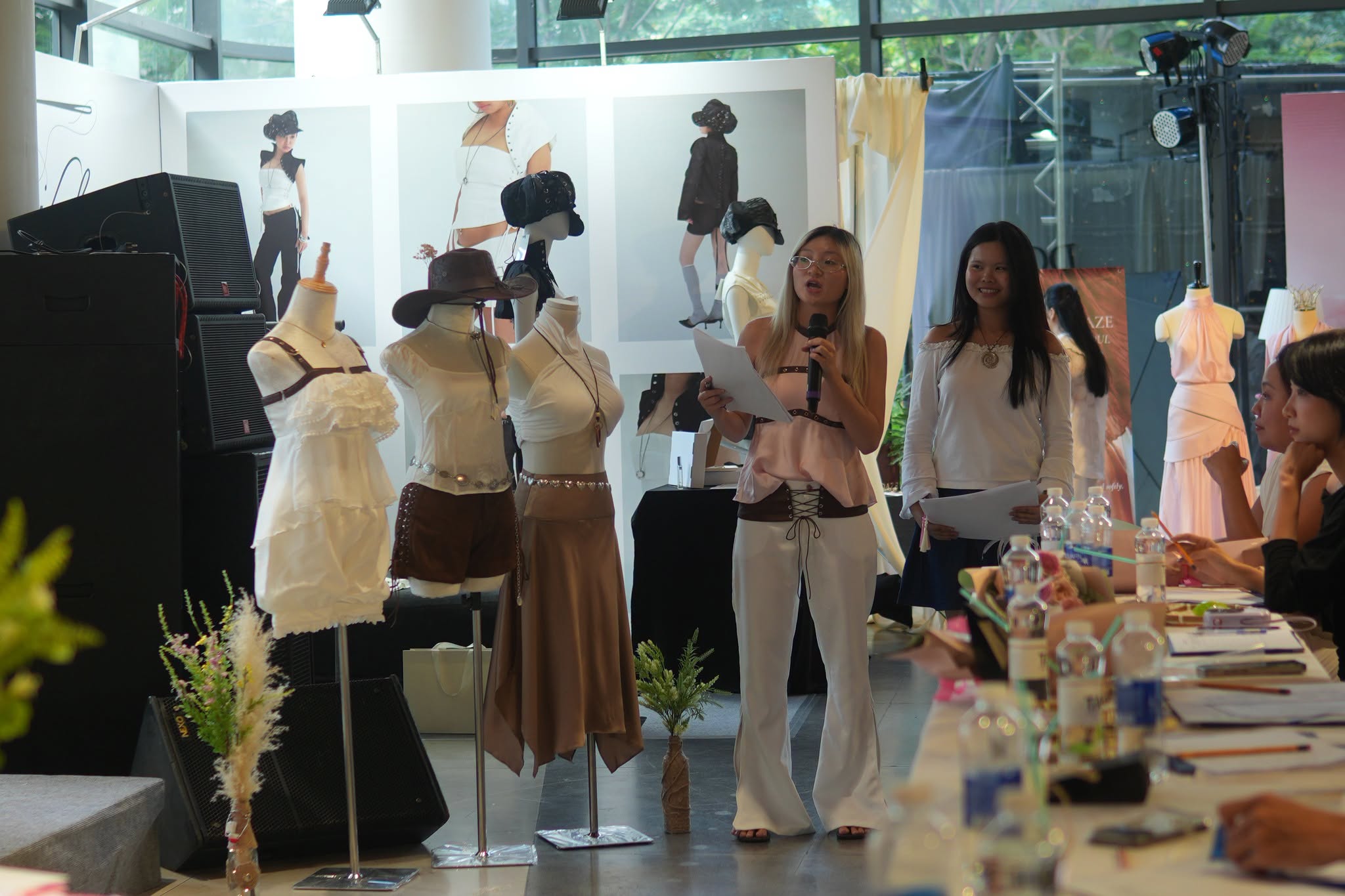 Runway to Business 2026: Sinh viên HSU bảo vệ đồ án tốt nghiệp bằng mô hình thương hiệu thời trang thực tế