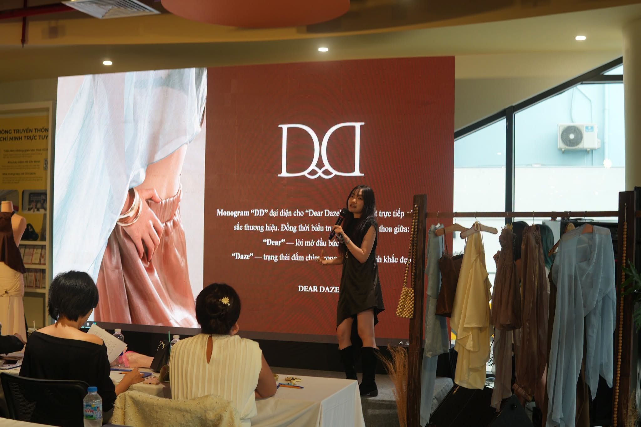 Runway to Business 2026: Sinh viên HSU bảo vệ đồ án tốt nghiệp bằng mô hình thương hiệu thời trang thực tế