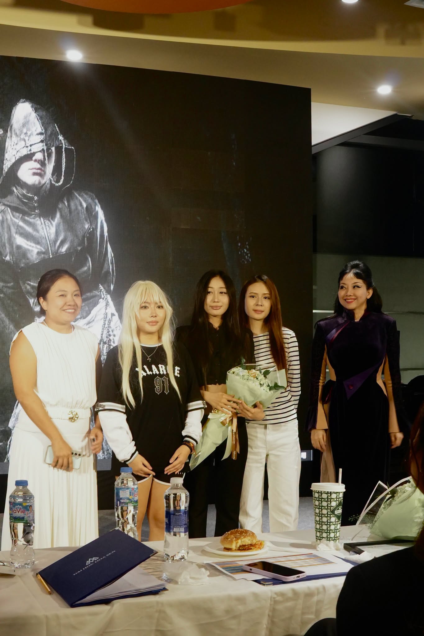 Runway to Business 2026: Sinh viên HSU bảo vệ đồ án tốt nghiệp bằng mô hình thương hiệu thời trang thực tế