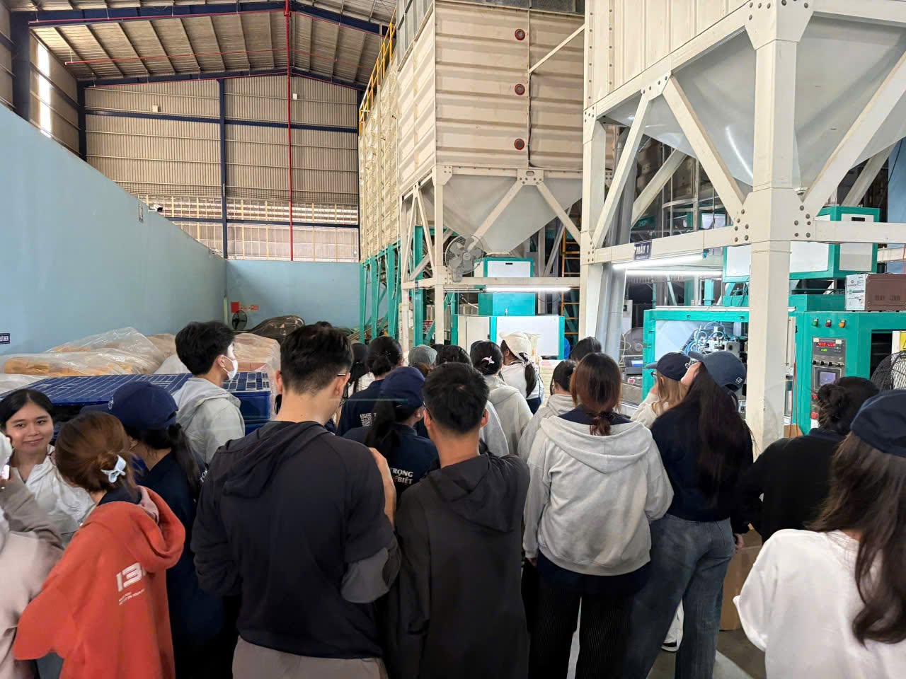 Sinh viên HSU học tập trải nghiệm tại Cần Thơ, khám phá thực tiễn logistics vùng Đồng bằng sông Cửu Long