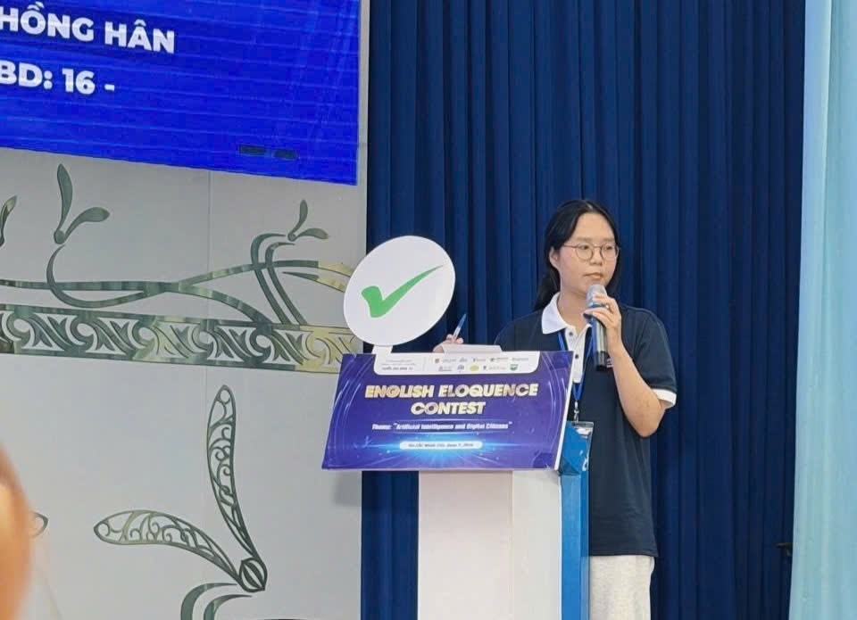 Sinh viên ngành Ngôn ngữ Anh HSU khẳng định năng lực hội nhập tại Cuộc thi Hùng biện tiếng Anh Khối Thi đua 17