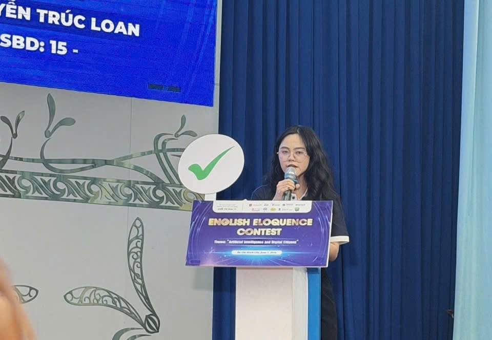 Sinh viên ngành Ngôn ngữ Anh HSU khẳng định năng lực hội nhập tại Cuộc thi Hùng biện tiếng Anh Khối Thi đua 17