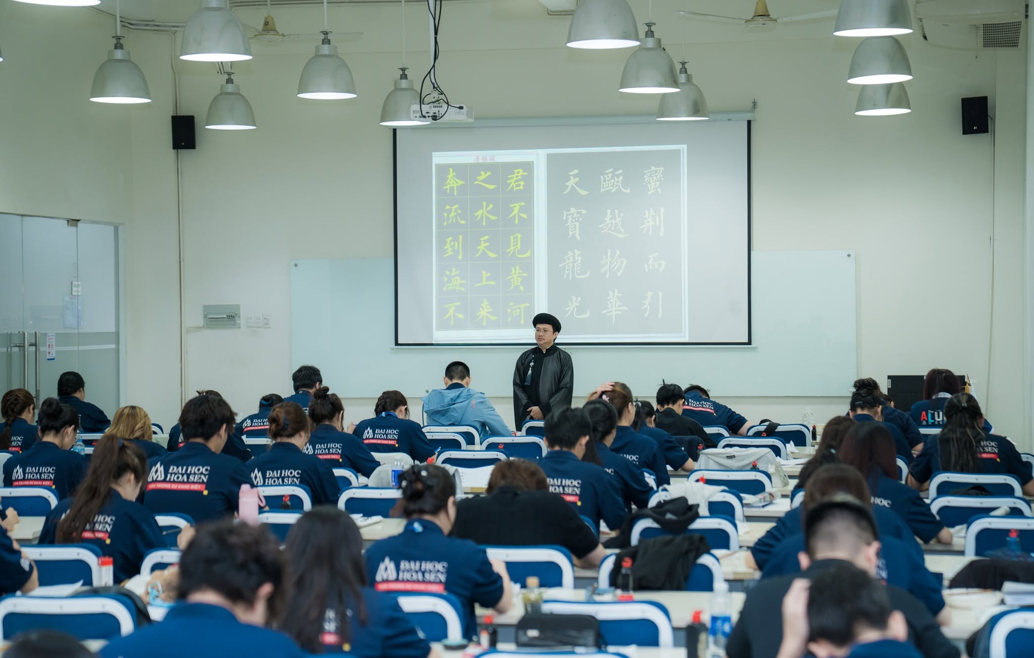 Sinh viên ngành Ngôn ngữ Trung Quốc HSU học thư pháp, khám phá chiều sâu văn hóa Trung Hoa
