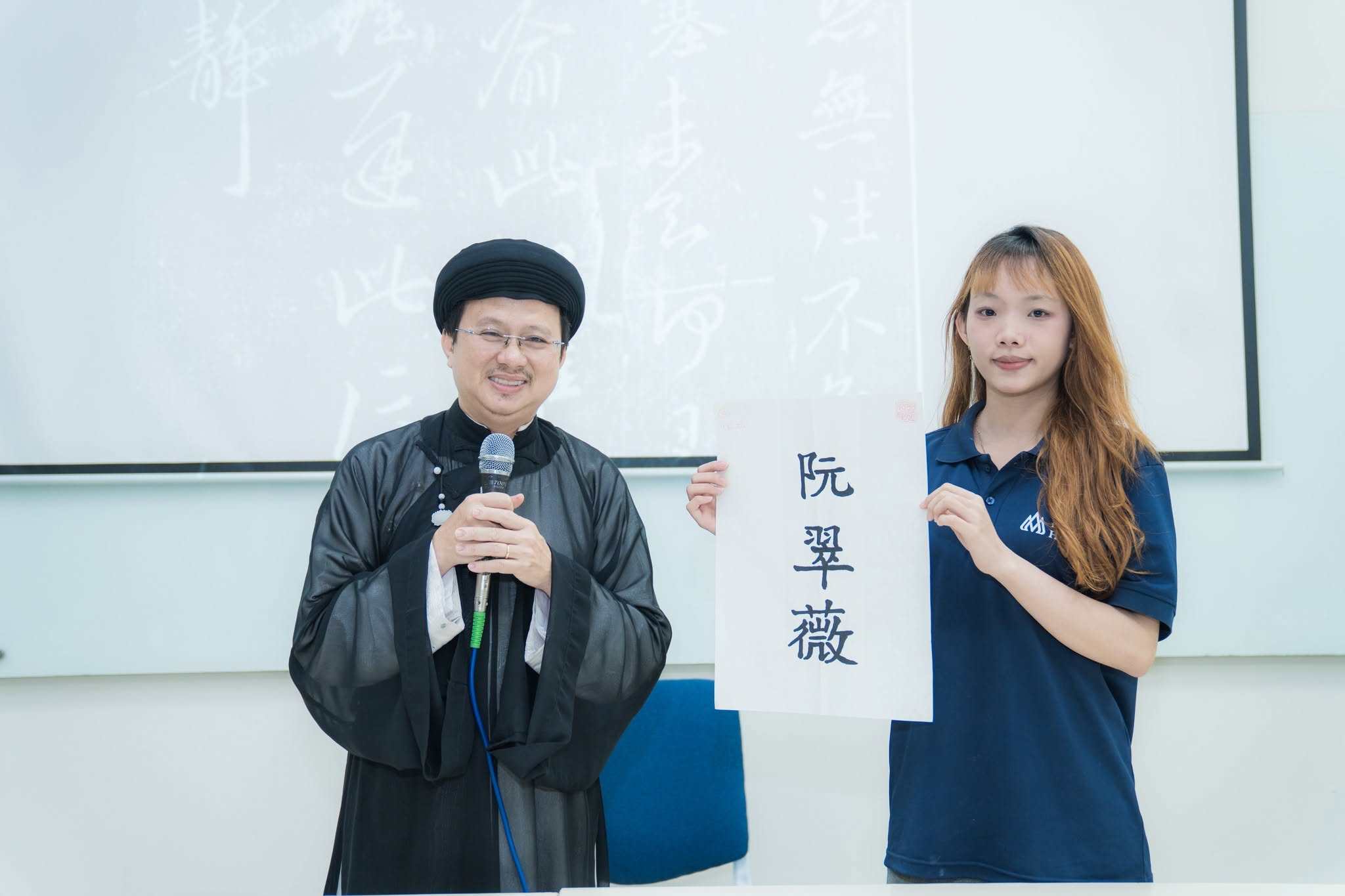 Sinh viên ngành Ngôn ngữ Trung Quốc HSU học thư pháp, khám phá chiều sâu văn hóa Trung Hoa