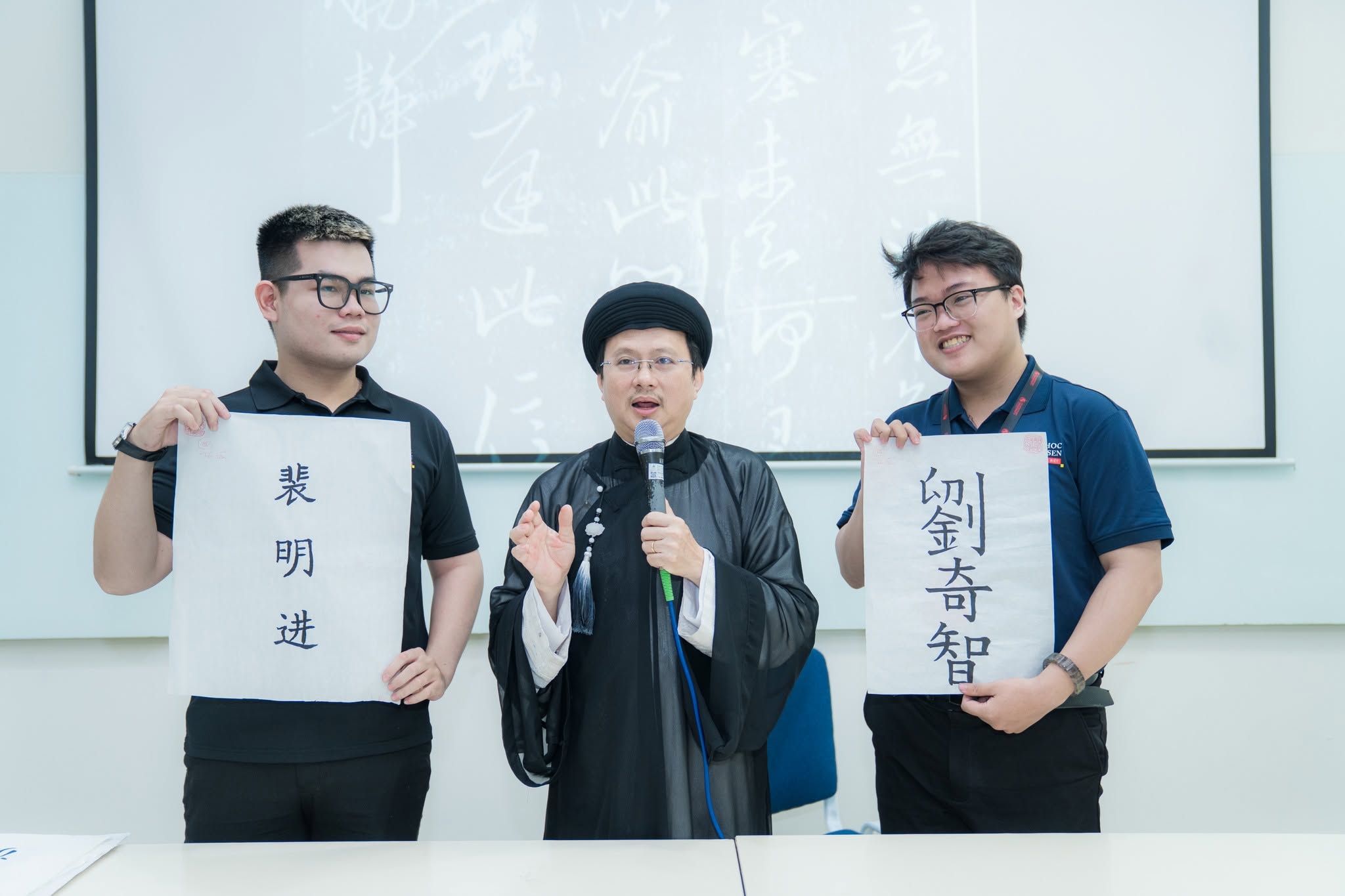 Sinh viên ngành Ngôn ngữ Trung Quốc HSU học thư pháp, khám phá chiều sâu văn hóa Trung Hoa