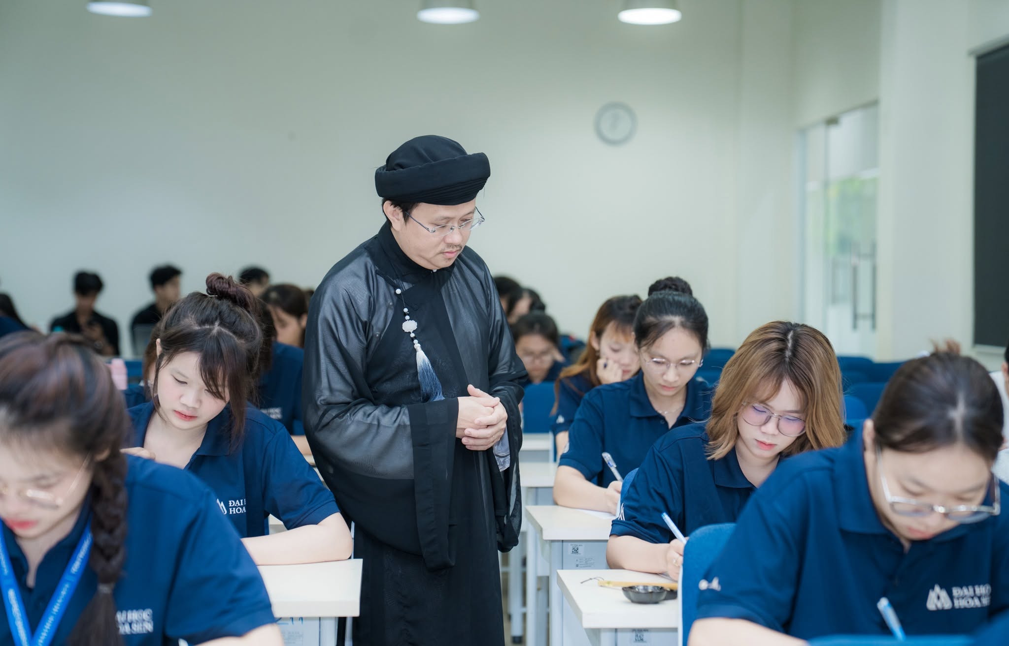 Sinh viên ngành Ngôn ngữ Trung Quốc HSU học thư pháp, khám phá chiều sâu văn hóa Trung Hoa