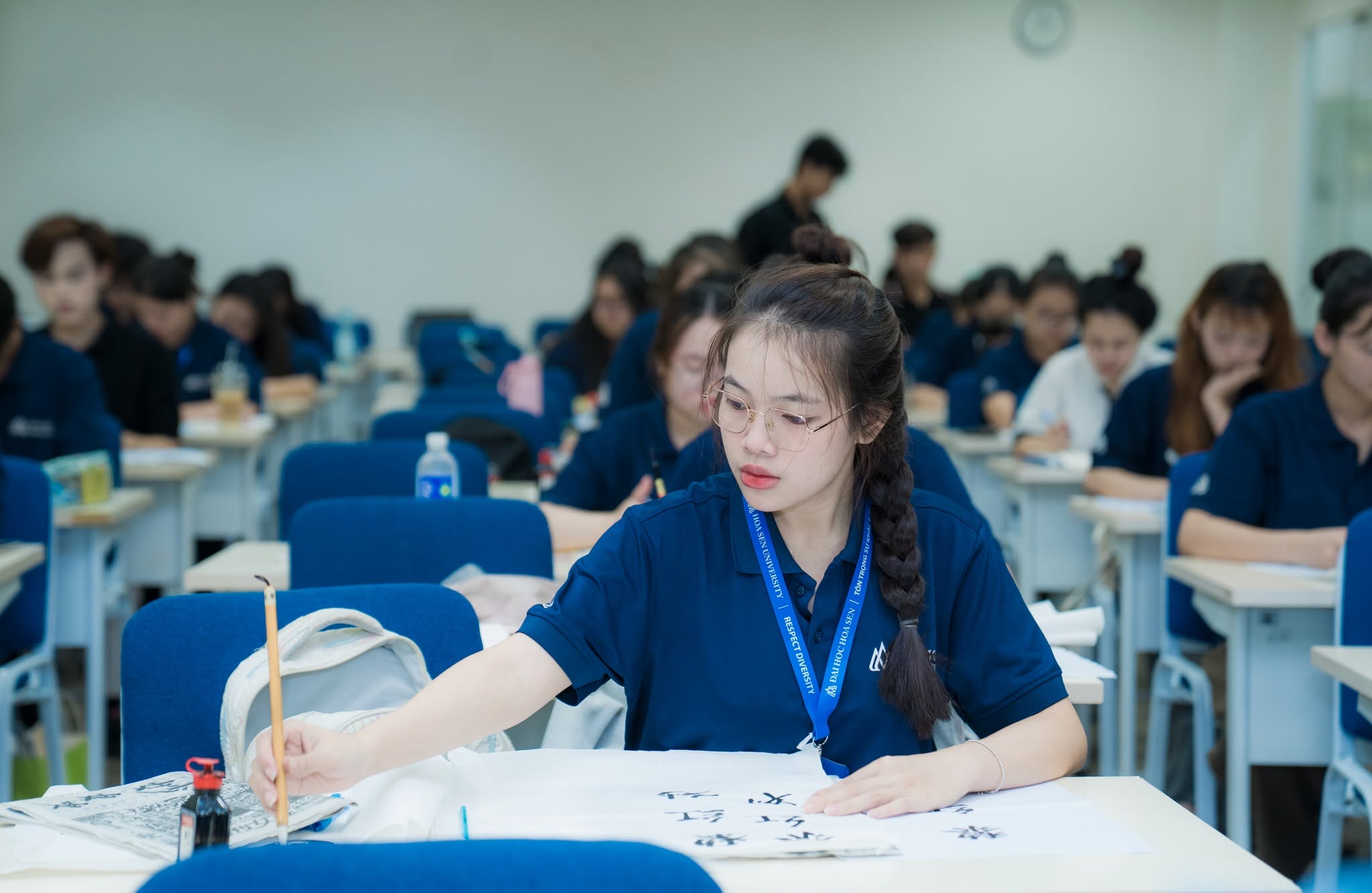 Sinh viên ngành Ngôn ngữ Trung Quốc HSU học thư pháp, khám phá chiều sâu văn hóa Trung Hoa