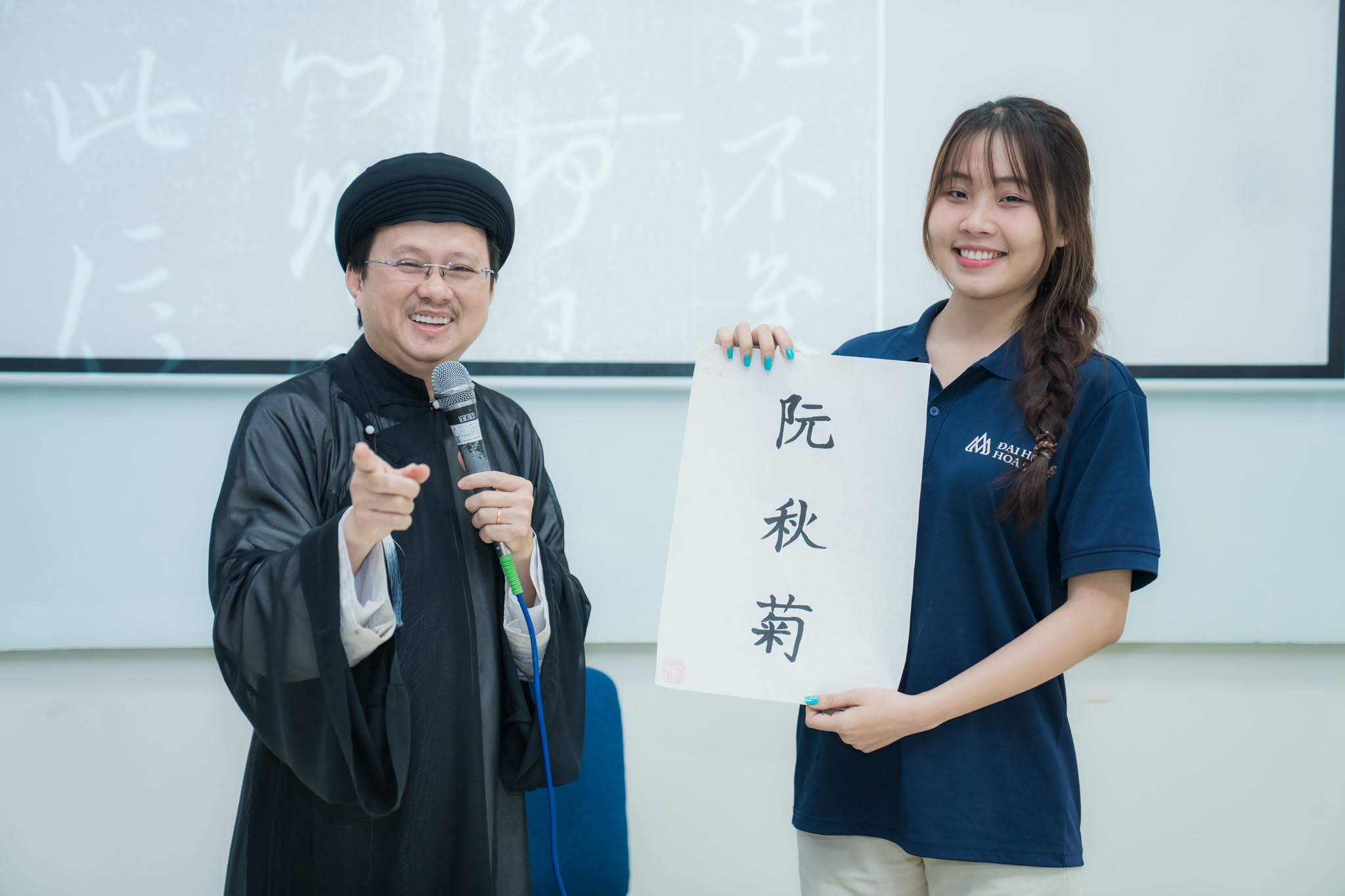 Sinh viên ngành Ngôn ngữ Trung Quốc HSU học thư pháp, khám phá chiều sâu văn hóa Trung Hoa