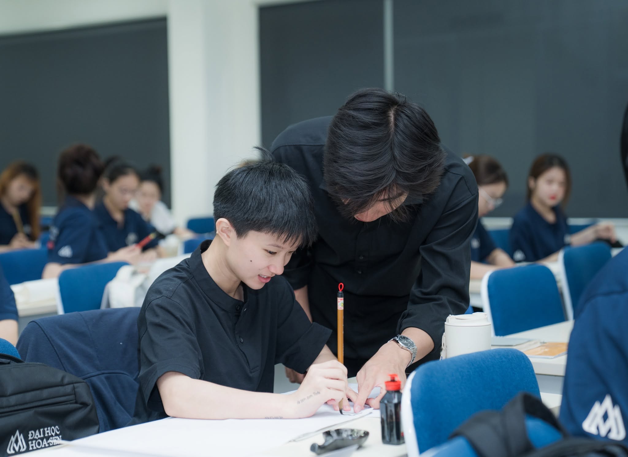 Sinh viên ngành Ngôn ngữ Trung Quốc HSU học thư pháp, khám phá chiều sâu văn hóa Trung Hoa