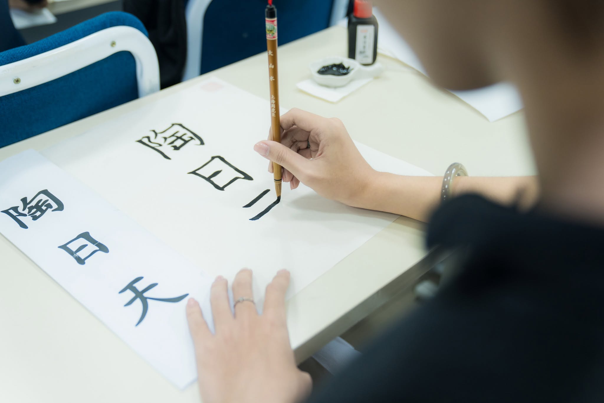 Sinh viên ngành Ngôn ngữ Trung Quốc HSU học thư pháp, khám phá chiều sâu văn hóa Trung Hoa