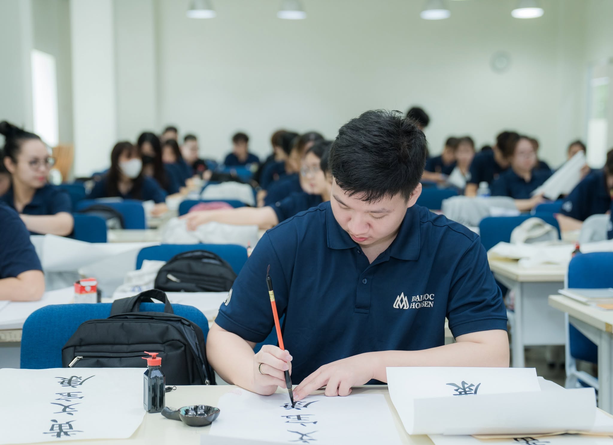 Sinh viên ngành Ngôn ngữ Trung Quốc HSU học thư pháp, khám phá chiều sâu văn hóa Trung Hoa