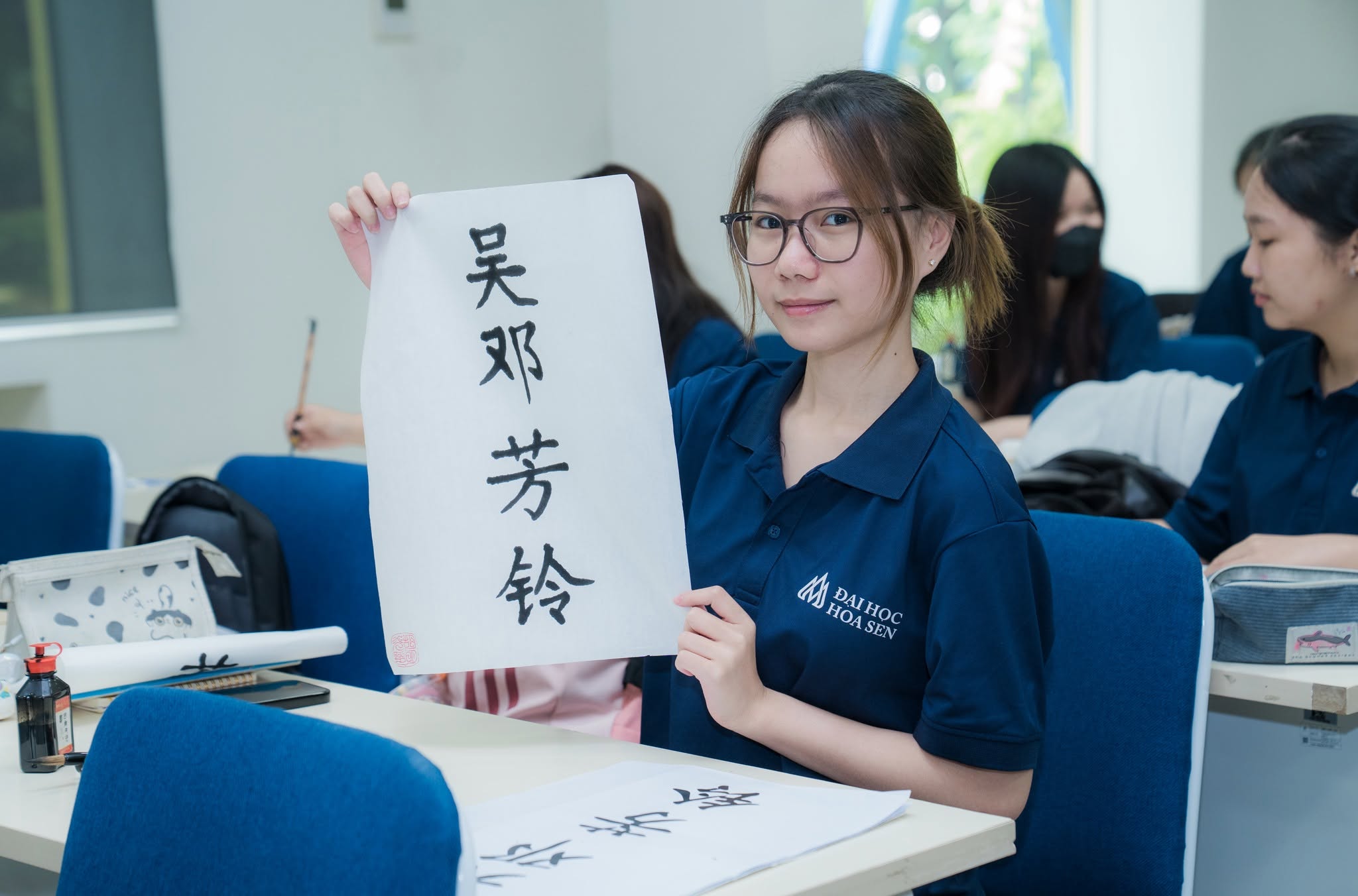 Sinh viên ngành Ngôn ngữ Trung Quốc HSU học thư pháp, khám phá chiều sâu văn hóa Trung Hoa