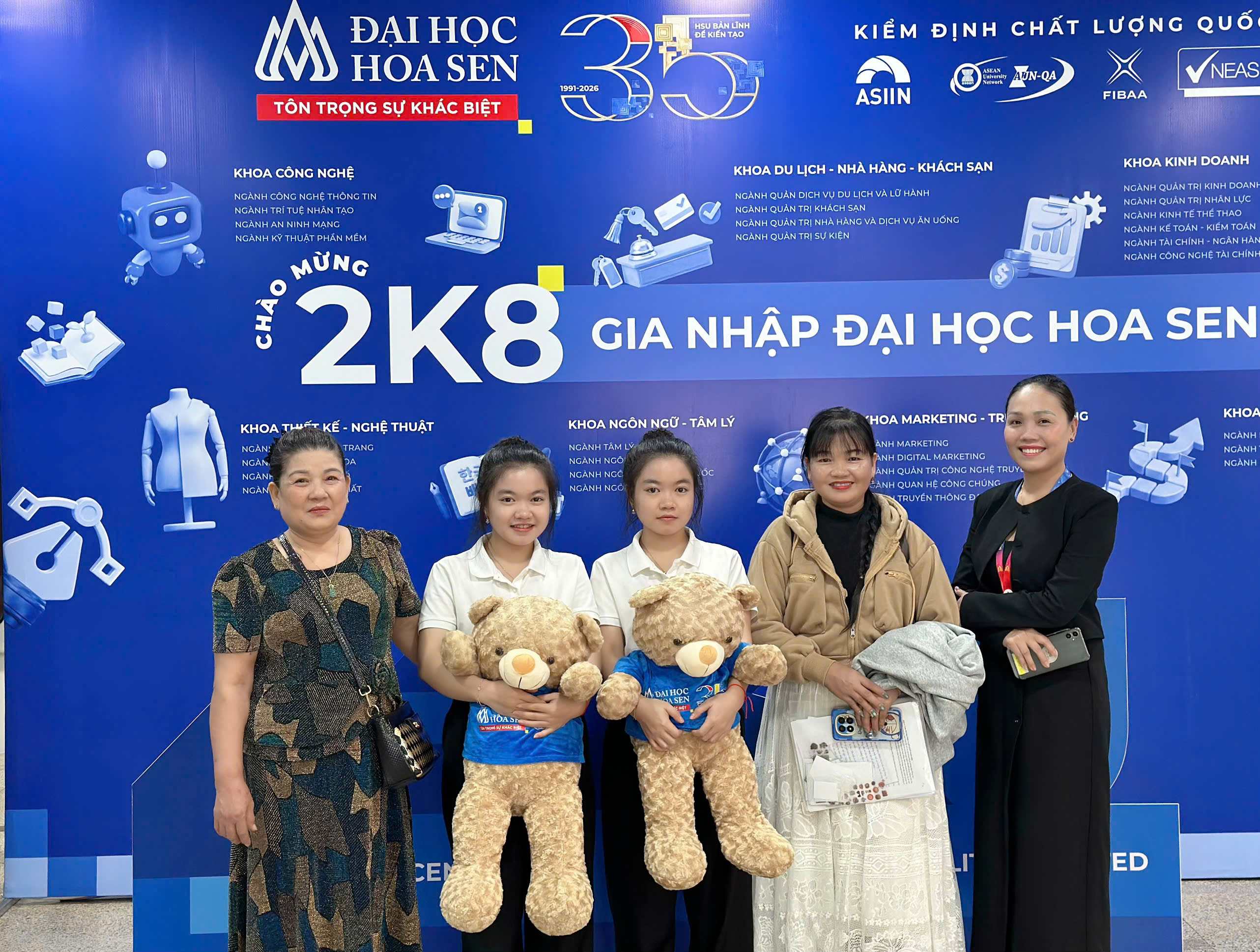 Từ bỏ để bắt đầu lại: Hành trình theo đuổi giấc mơ Đại học Hoa Sen của cặp song sinh đến từ Sóc Trăng