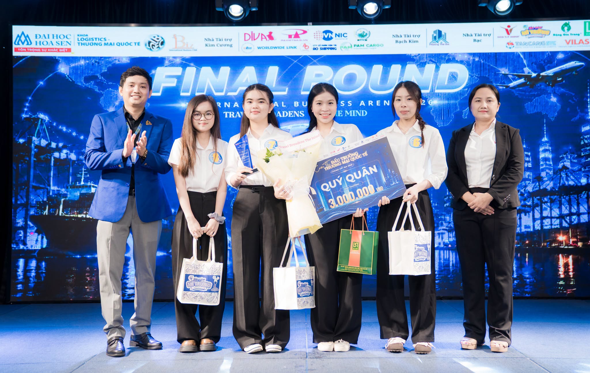 Hệ thống cung ứng nông sản chuẩn hóa của sinh viên HSU chinh phục ngôi vị Quán quân Đấu trường Thương mại quốc tế 2026
