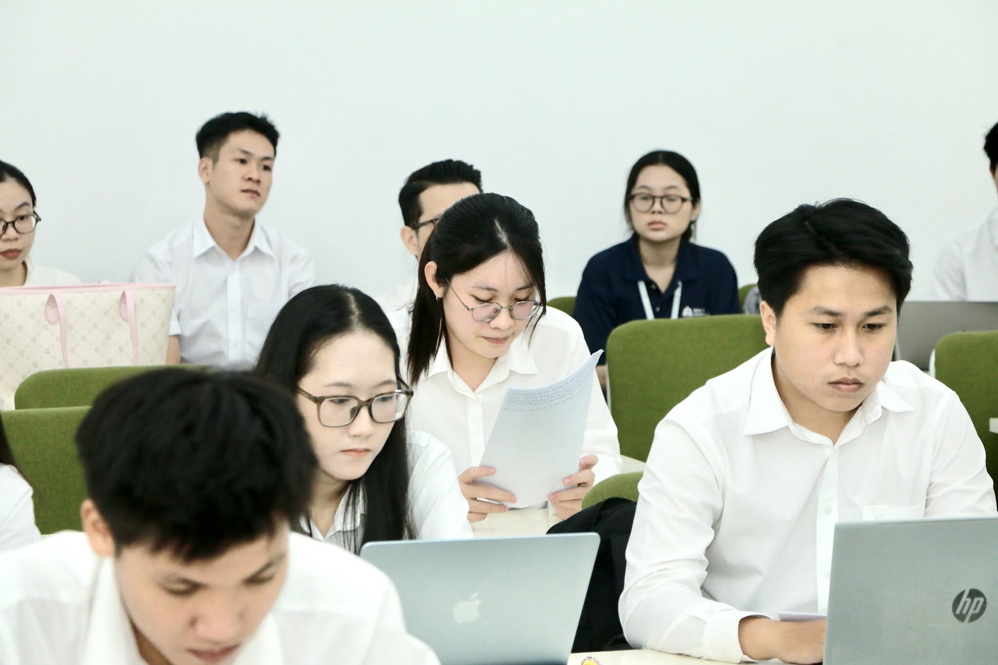 Từ giảng đường đến doanh nghiệp: Luận văn của sinh viên Khoa Kinh doanh HSU gắn với bài toán thực tiễn