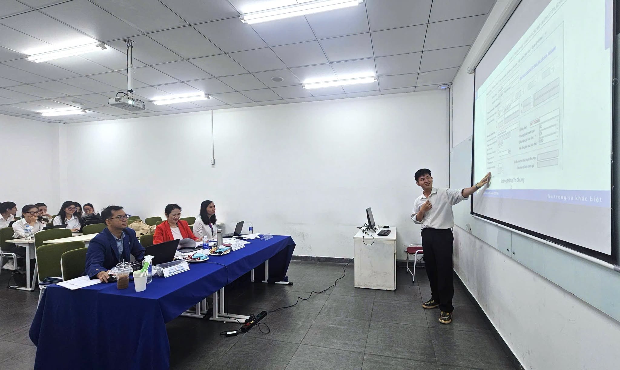 Sinh viên Khoa Logistics – Thương mại quốc tế khẳng định năng lực qua những đề tài gắn với doanh nghiệp