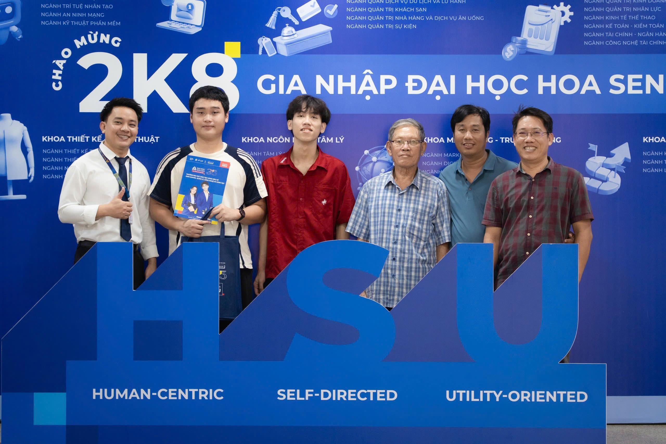 Nhiều thí sinh, phụ huynh đến HSU để tham quan môi trường học tập và tìm hiểu đăng ký nguyện vọng