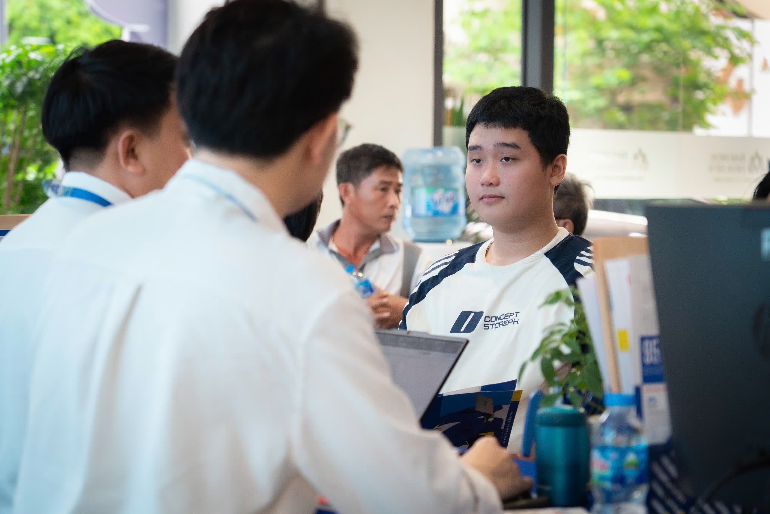 Nhiều thí sinh, phụ huynh đến HSU để tham quan môi trường học tập và tìm hiểu đăng ký nguyện vọng