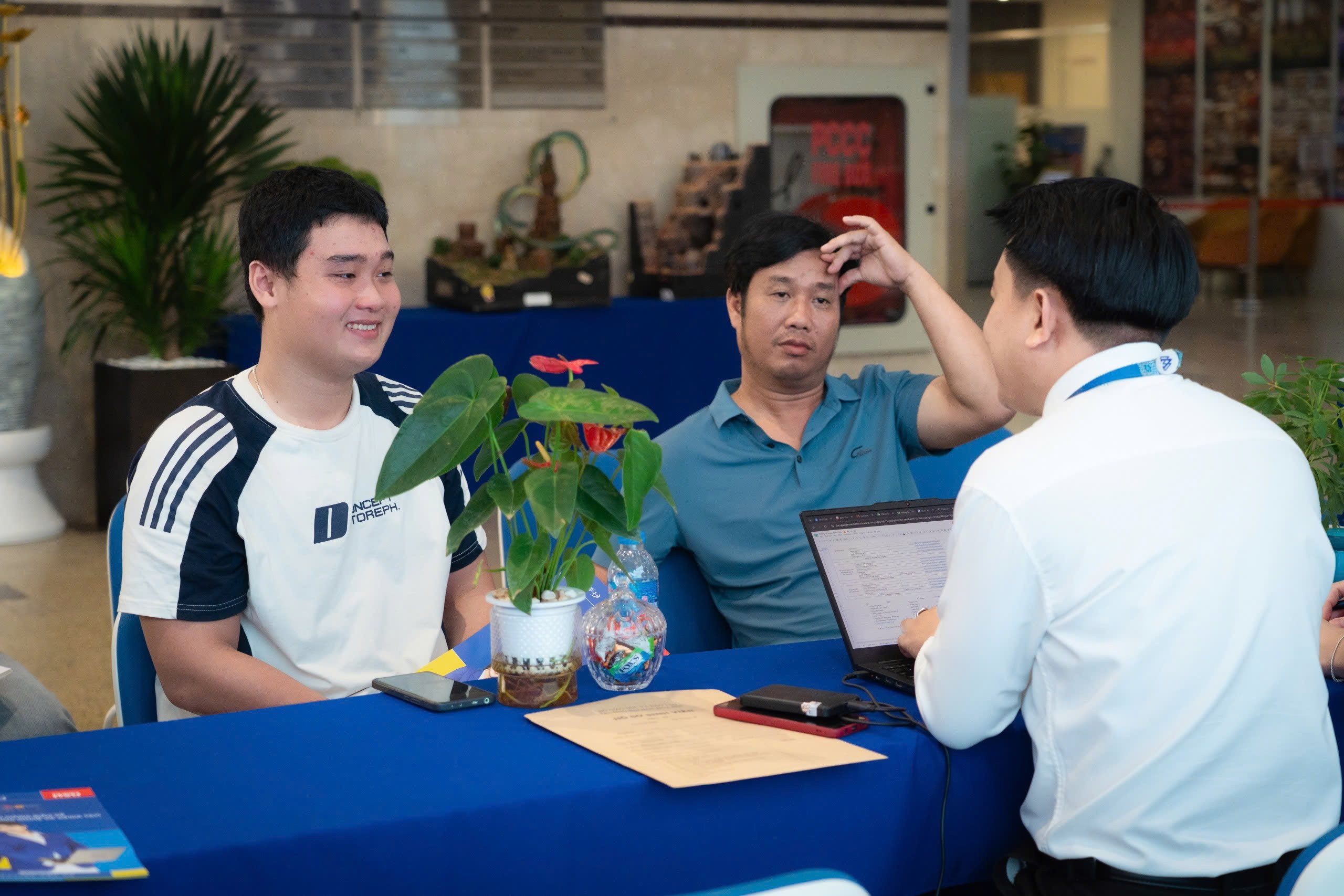 Nhiều thí sinh, phụ huynh đến HSU để tham quan môi trường học tập và tìm hiểu đăng ký nguyện vọng