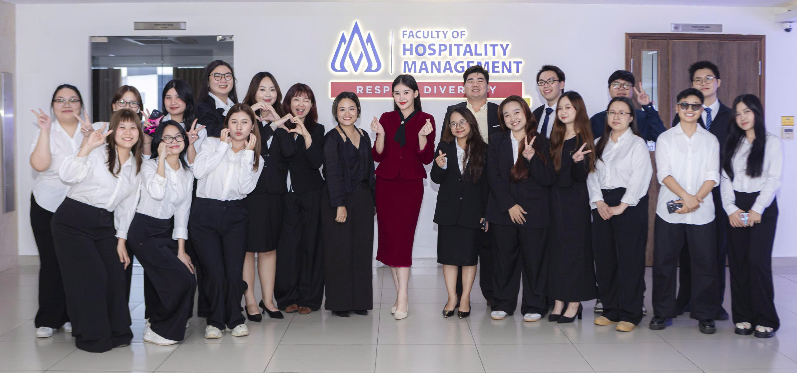 Từ doanh nghiệp đến hội đồng bảo vệ: Hành trình trưởng thành của sinh viên Khoa Du lịch – Nhà hàng – Khách sạn