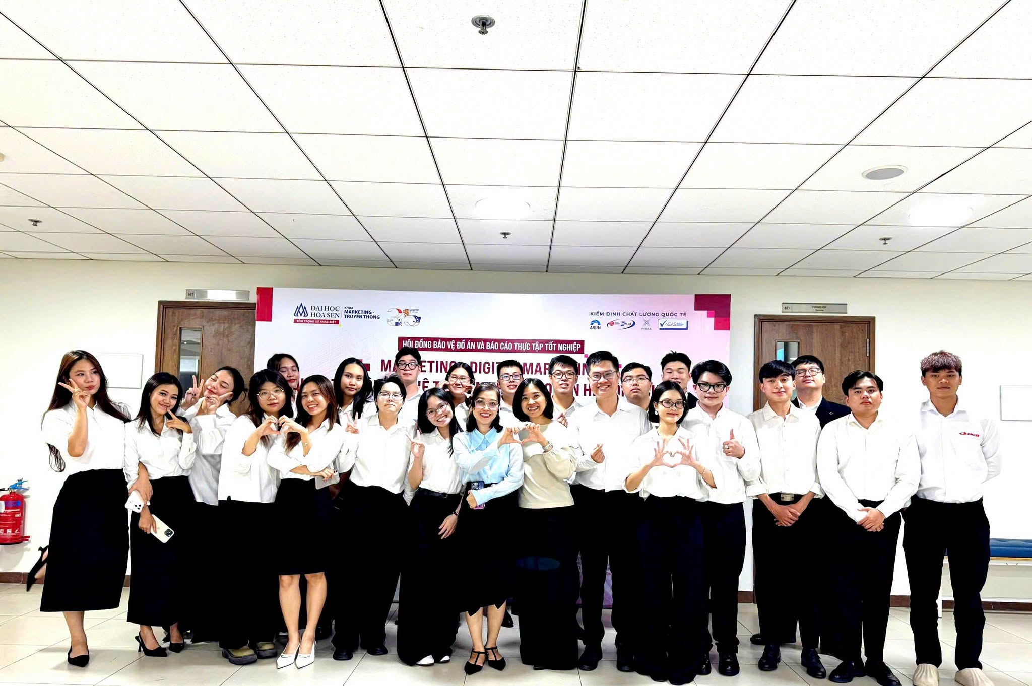 Từ ý tưởng đến dự án thực tiễn: Gần 400 sinh viên Khoa Marketing – Truyền thông khẳng định năng lực qua đồ án tốt nghiệp
