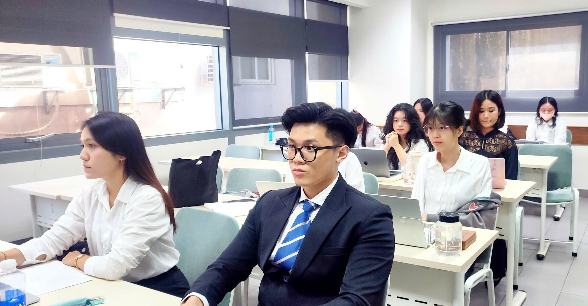 Từ ý tưởng đến dự án thực tiễn: Gần 400 sinh viên Khoa Marketing – Truyền thông khẳng định năng lực qua đồ án tốt nghiệp