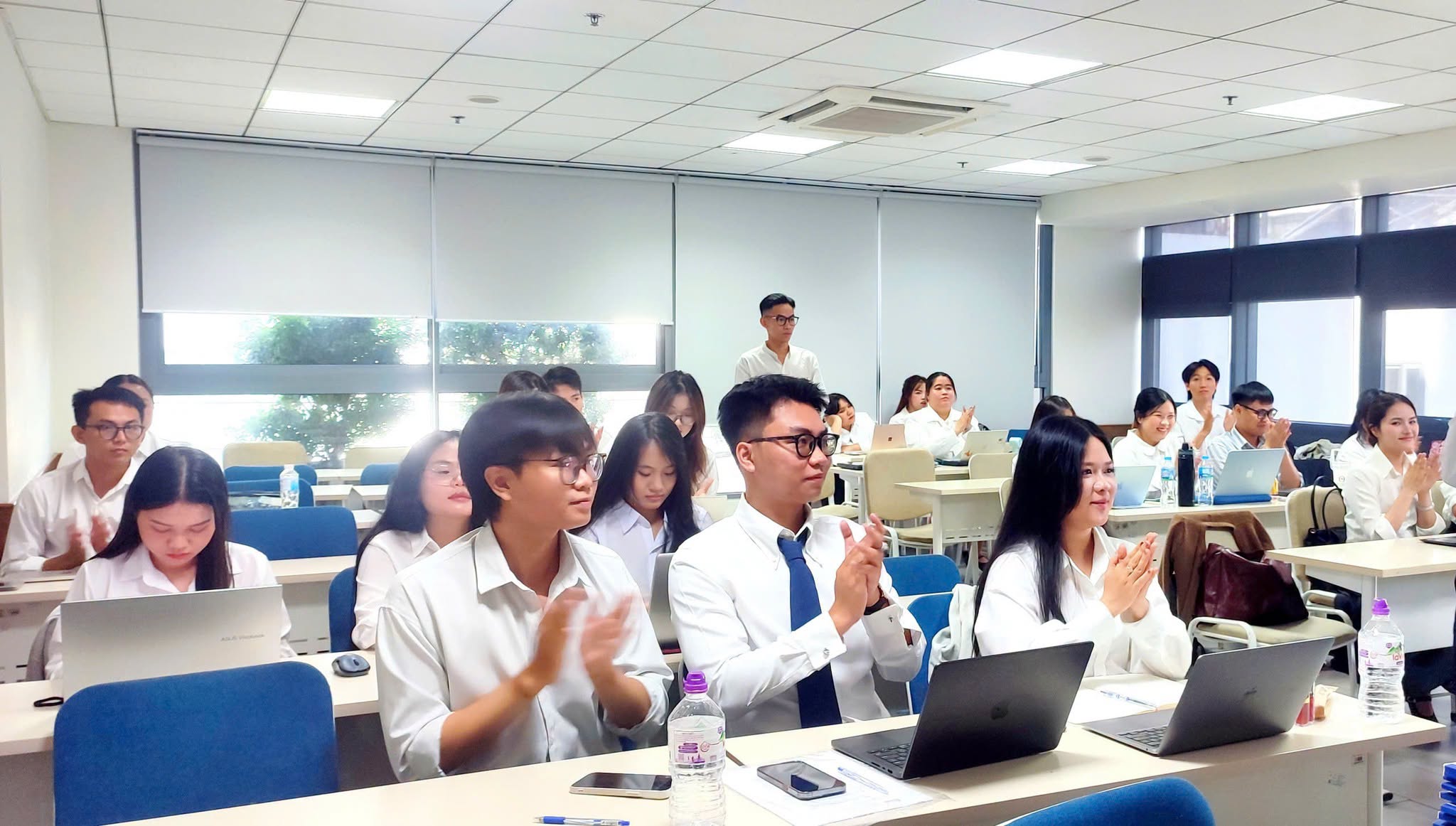 Từ ý tưởng đến dự án thực tiễn: Gần 400 sinh viên Khoa Marketing – Truyền thông khẳng định năng lực qua đồ án tốt nghiệp