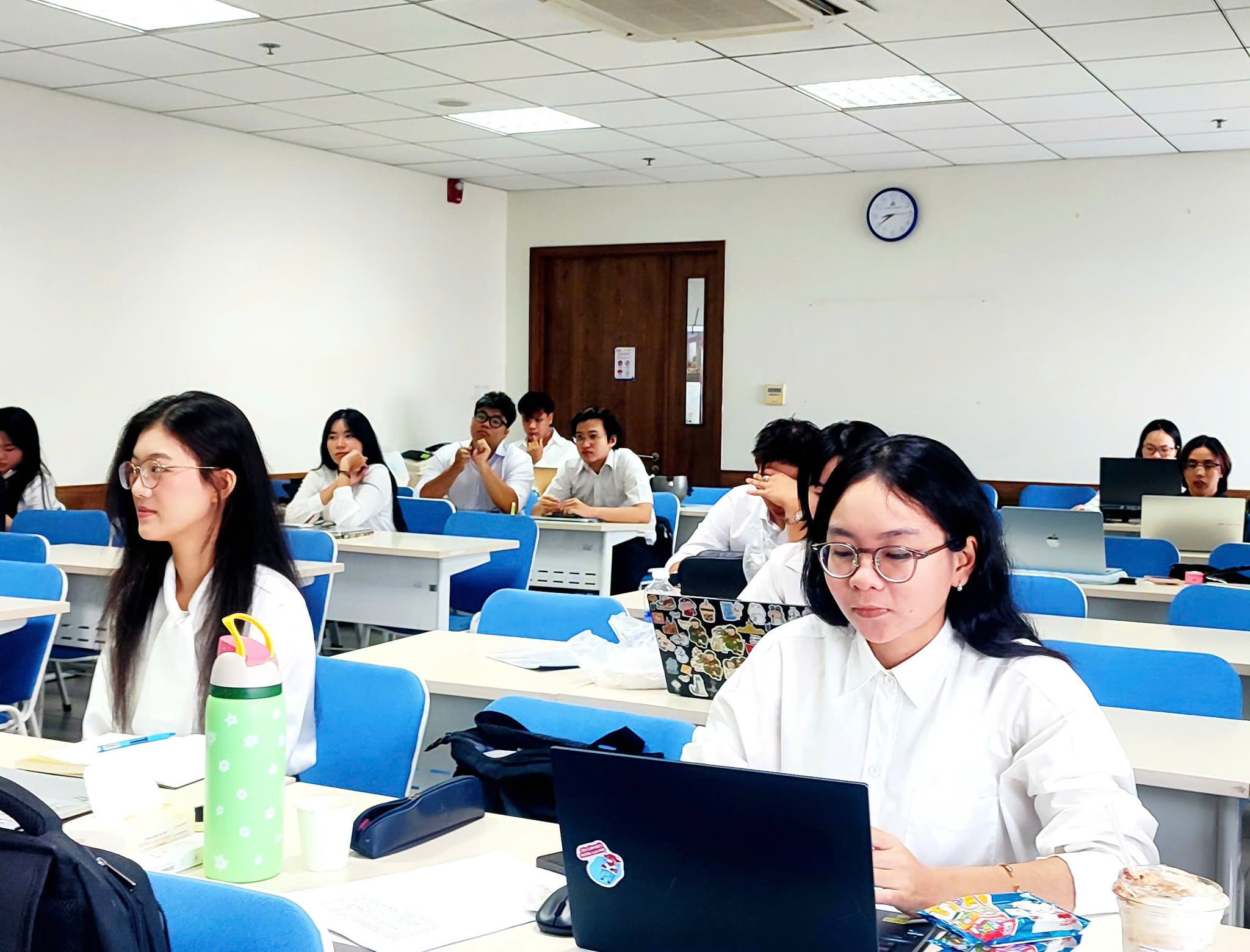 Từ ý tưởng đến dự án thực tiễn: Gần 400 sinh viên Khoa Marketing – Truyền thông khẳng định năng lực qua đồ án tốt nghiệp