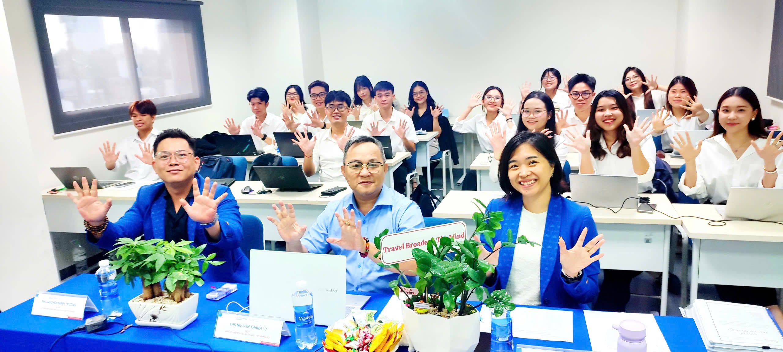Từ ý tưởng đến dự án thực tiễn: Gần 400 sinh viên Khoa Marketing – Truyền thông khẳng định năng lực qua đồ án tốt nghiệp