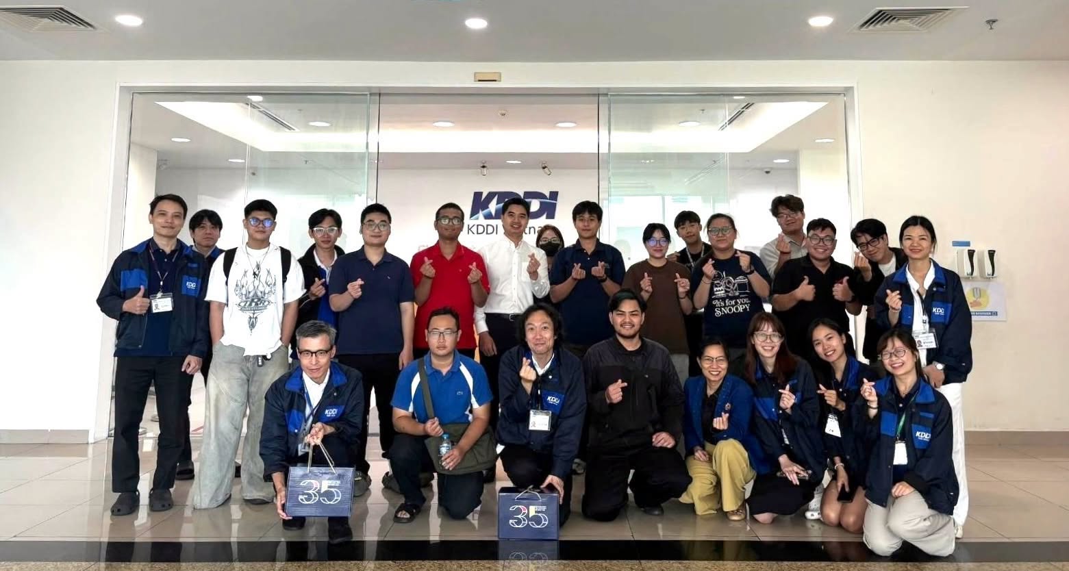 Sinh viên Khoa Công nghệ trải nghiệm môi trường viễn thông toàn cầu tại KDDI HCM GNOC