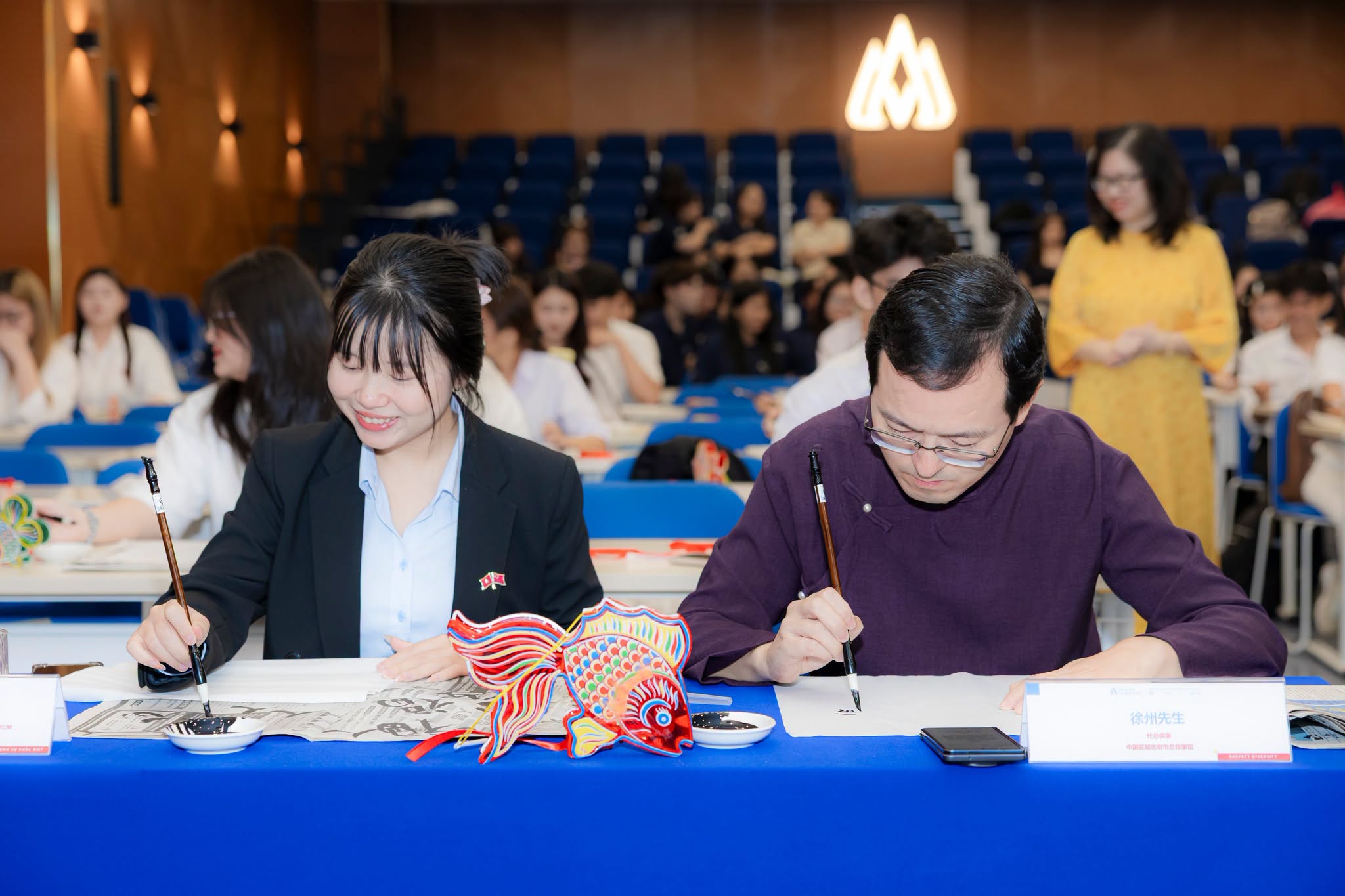 Tân sinh viên Ngành Ngôn ngữ Trung Quốc bắt đầu hành trình học tập qua nghi thức “Khai bút - Bái sư”