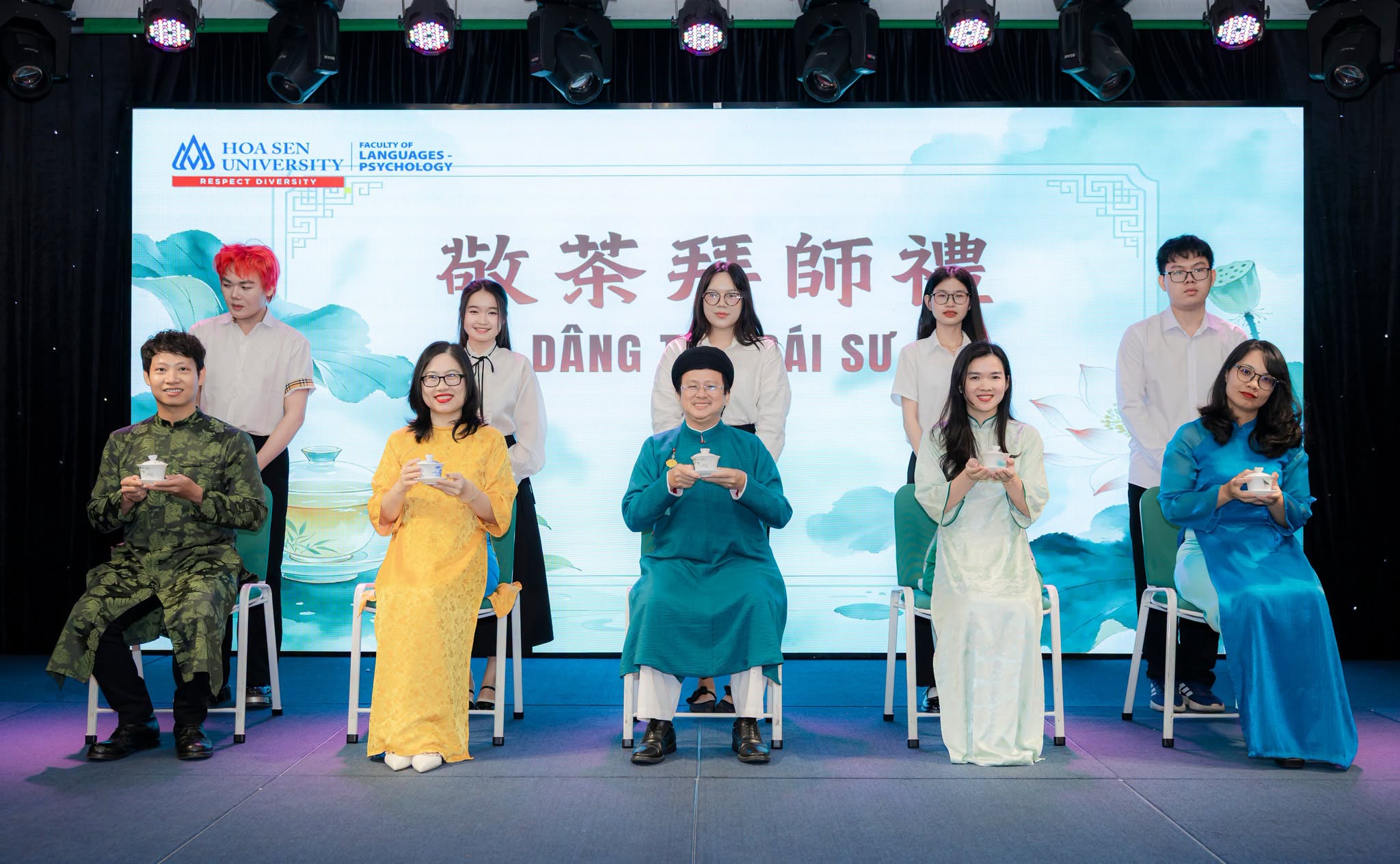 Tân sinh viên Ngành Ngôn ngữ Trung Quốc bắt đầu hành trình học tập qua nghi thức “Khai bút - Bái sư”